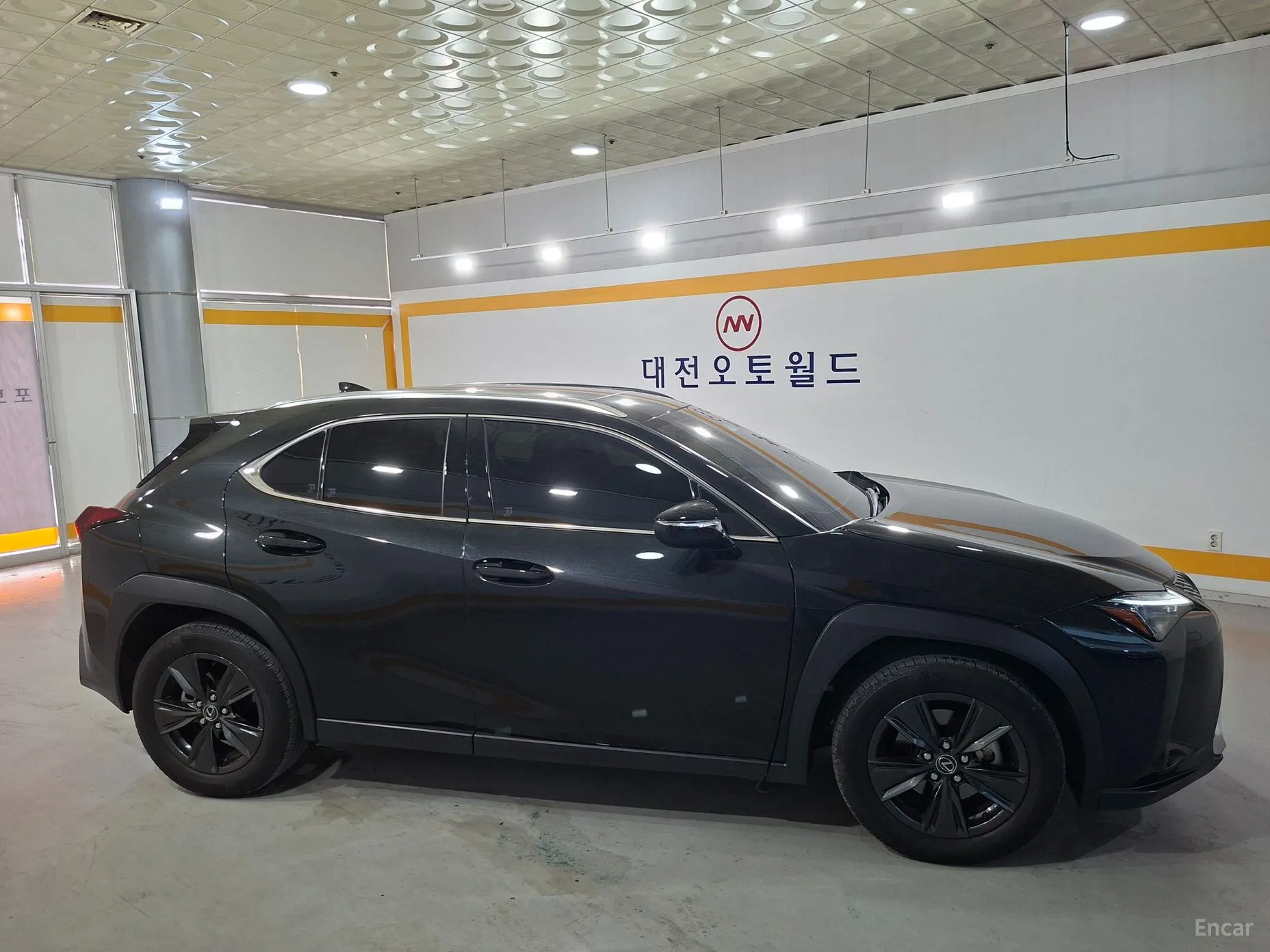Lexus UX300h превью 5