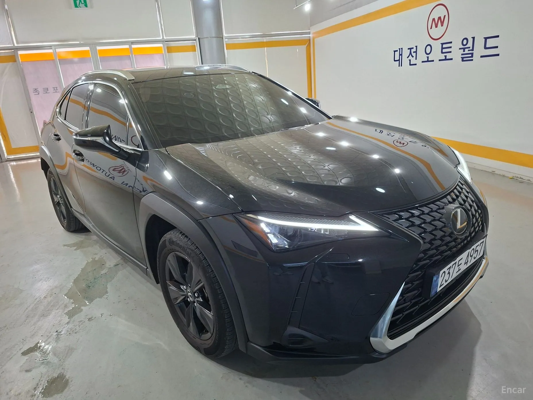 Lexus UX300h превью 6