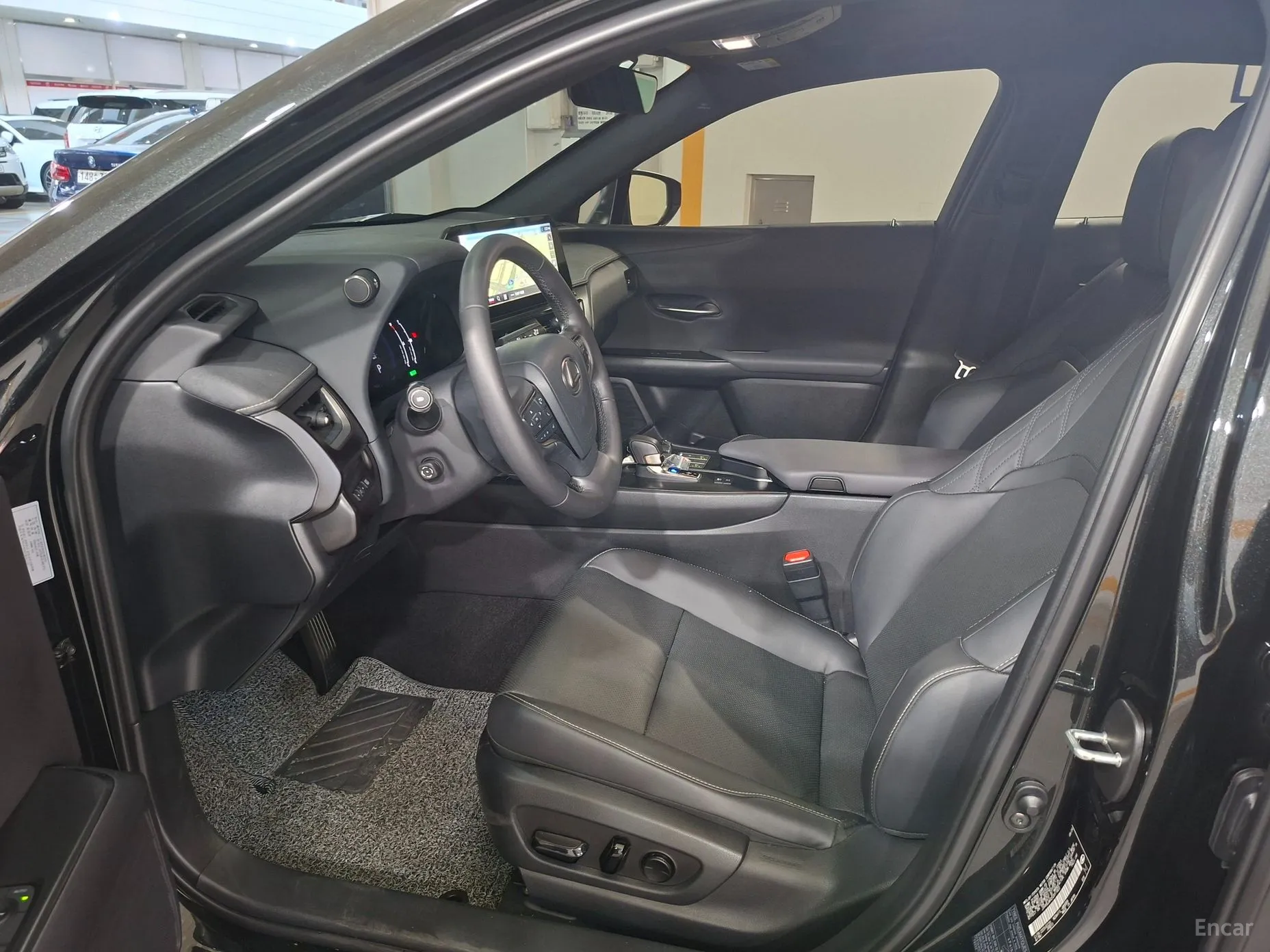 Lexus UX300h превью 9