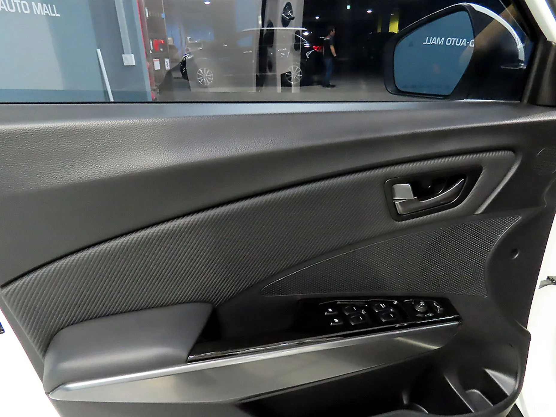 KG Mobility (SsangYong) Tivoli превью 12
