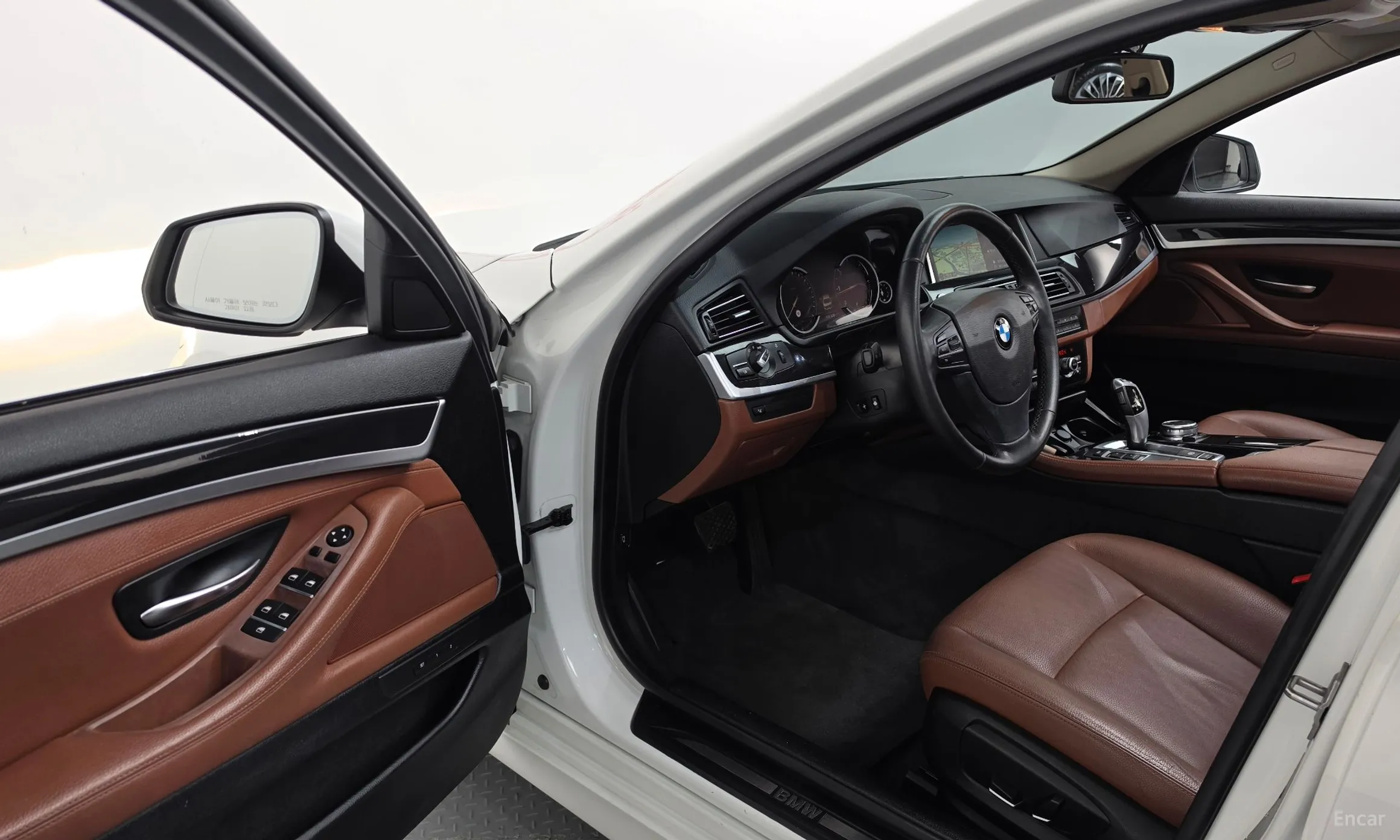BMW 5 Series (F10) превью 10