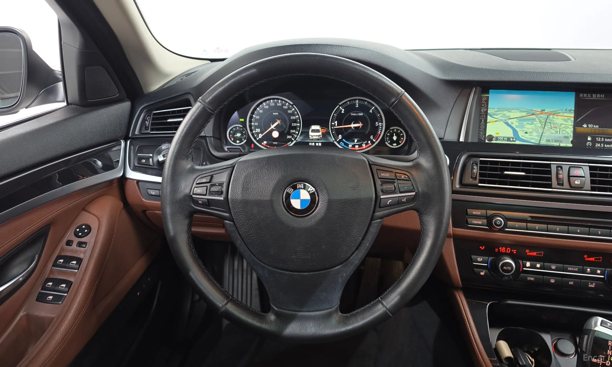 BMW 5 Series (F10) превью 13