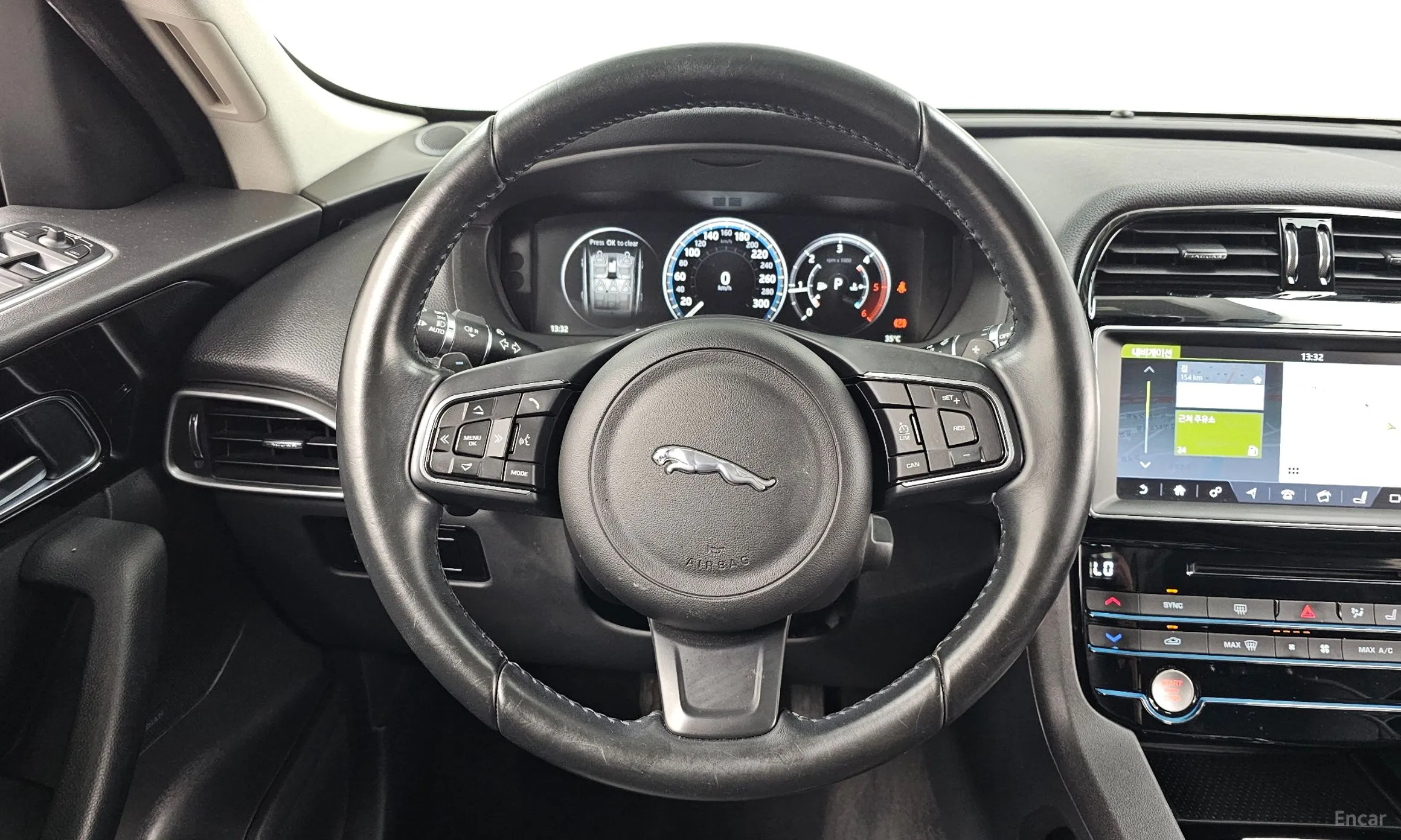 Jaguar F-PACE превью 13