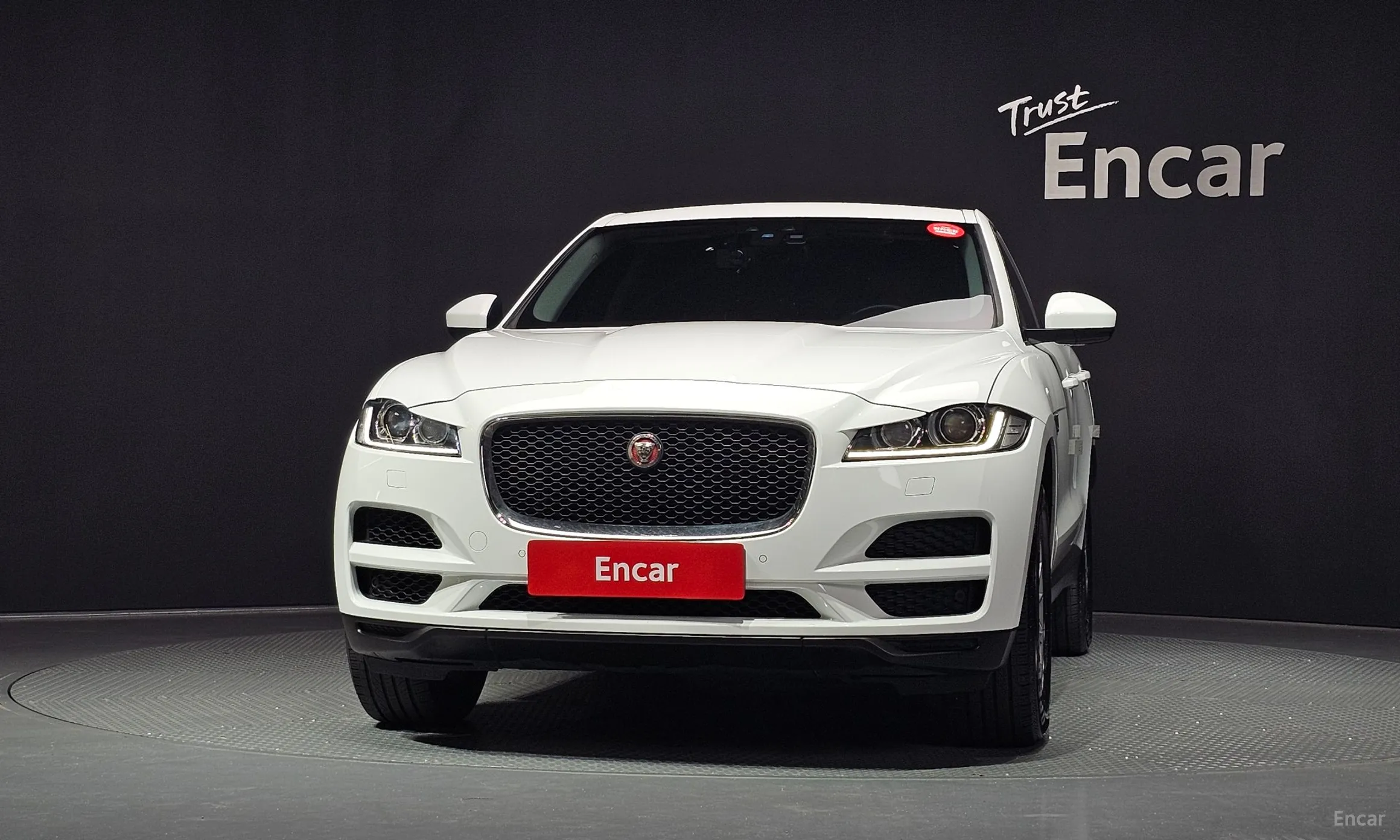 Jaguar F-PACE превью 3