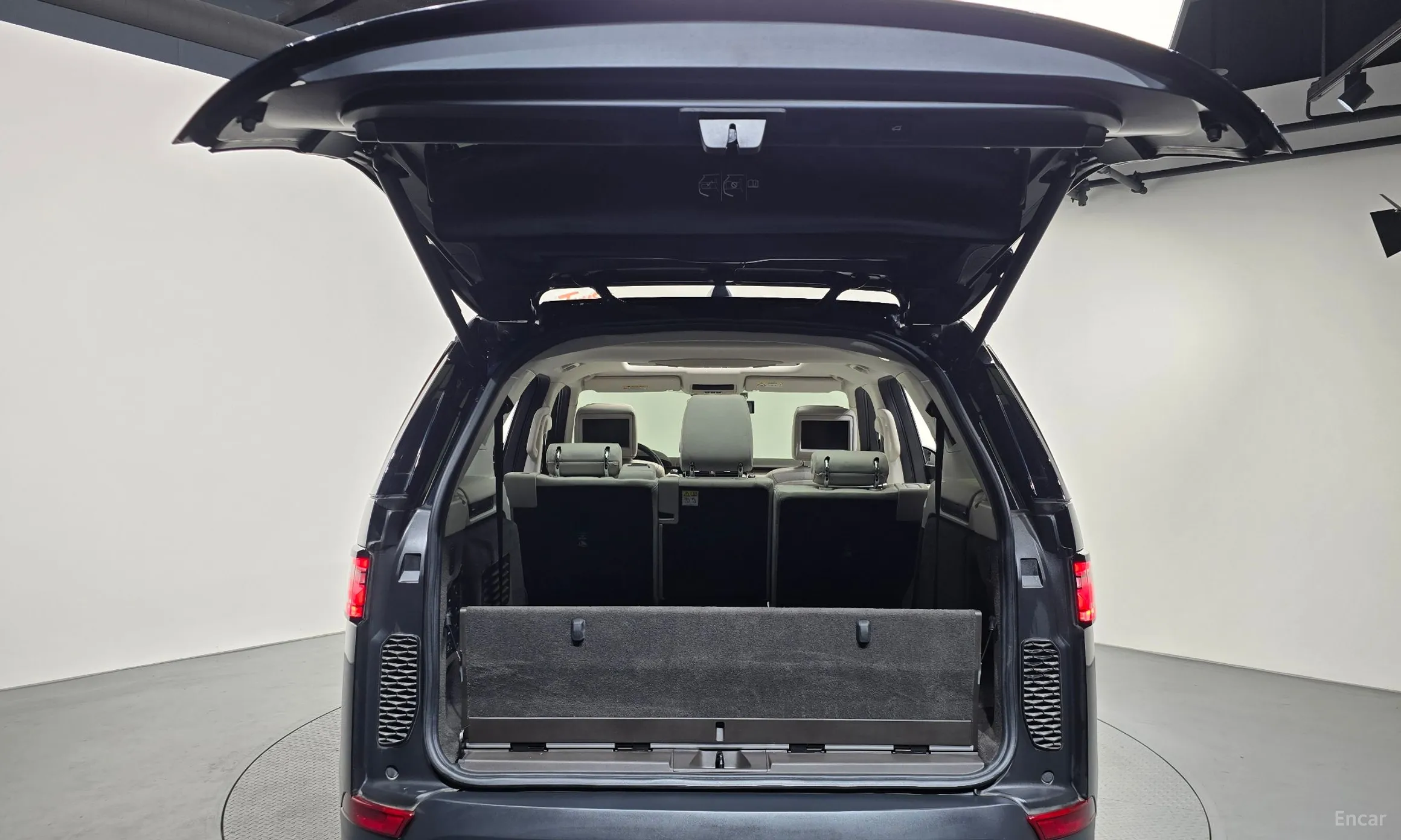 Land Rover Discovery 5 превью 20