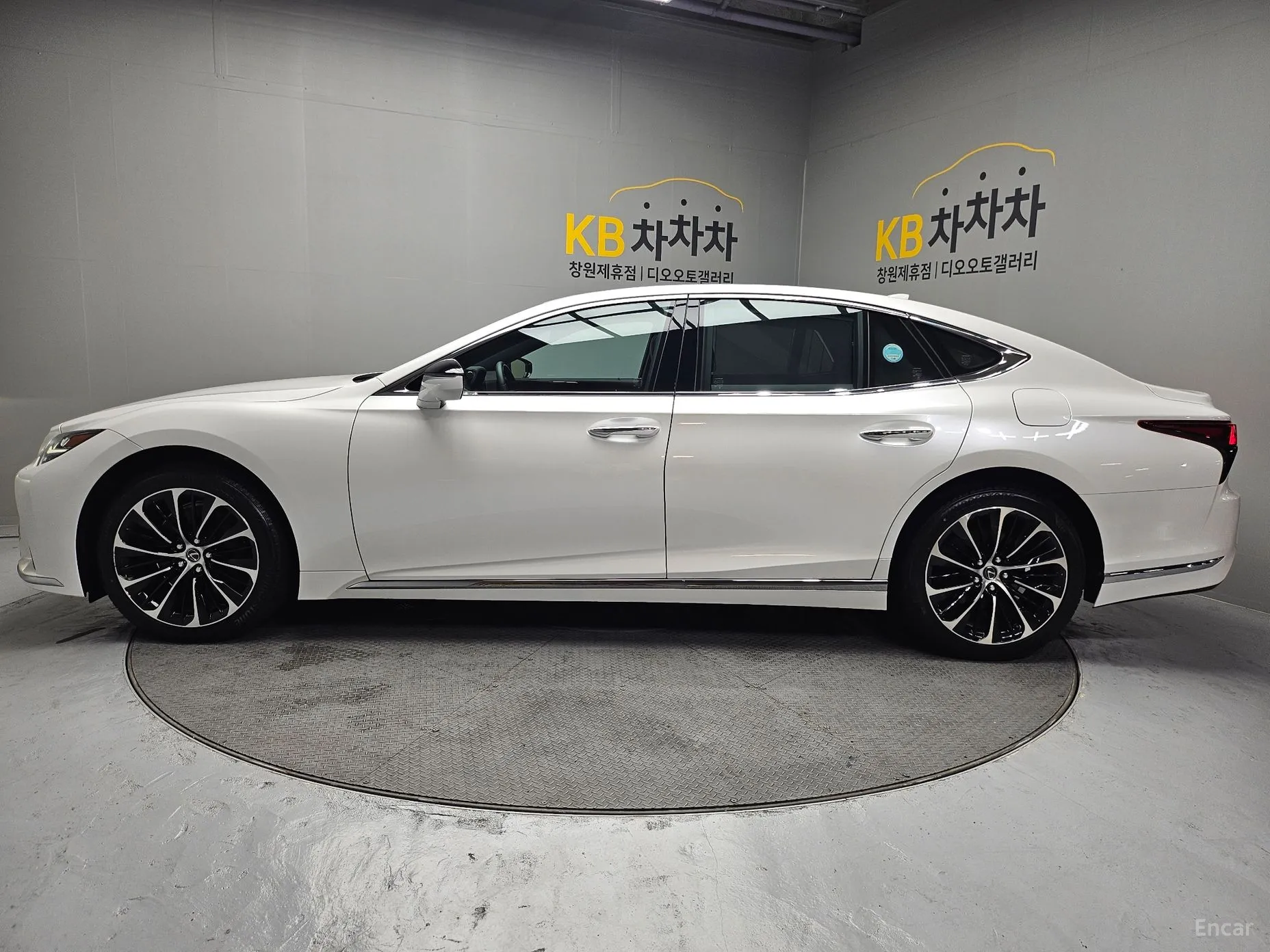 Lexus LS500h Gen 5 превью 3