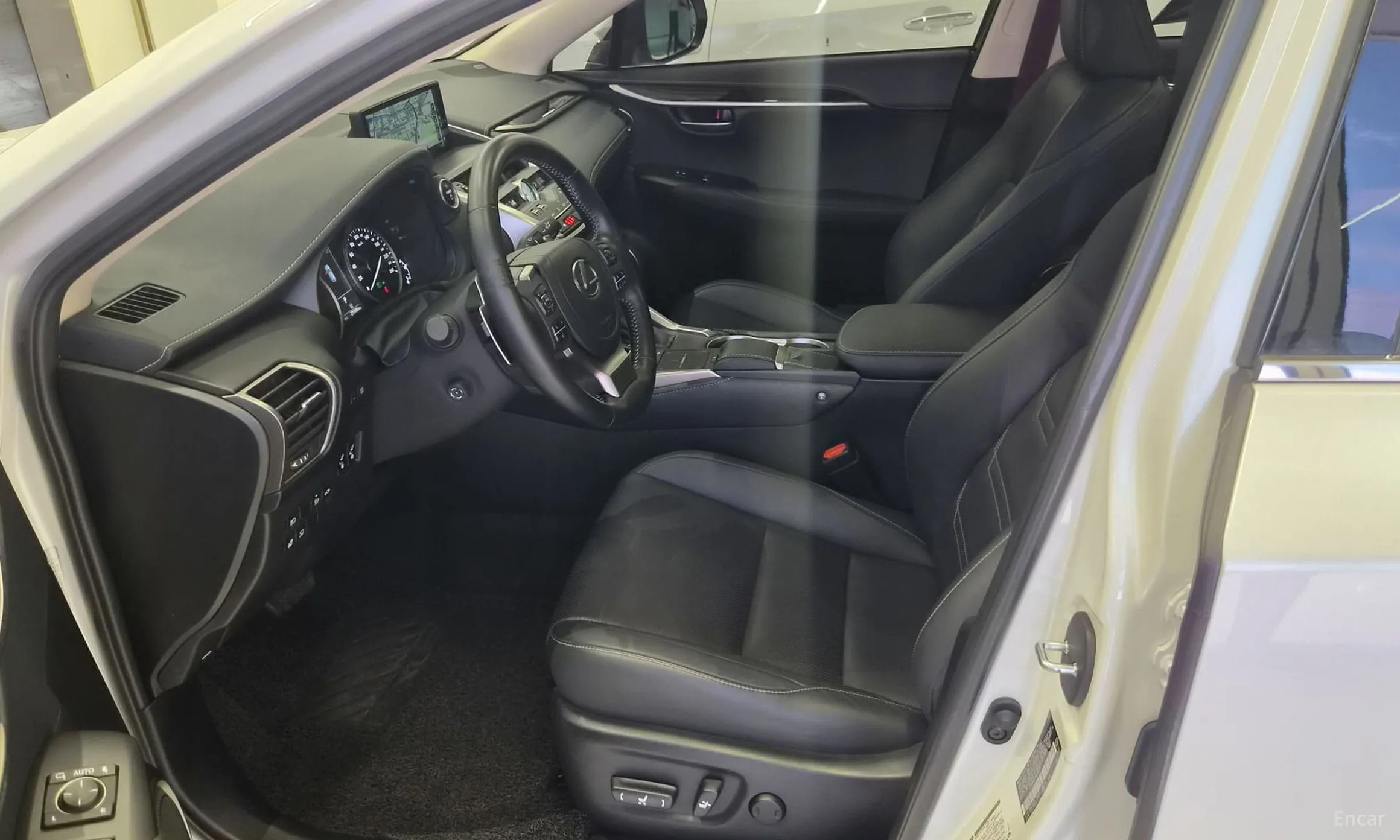 Lexus NX300h превью 11