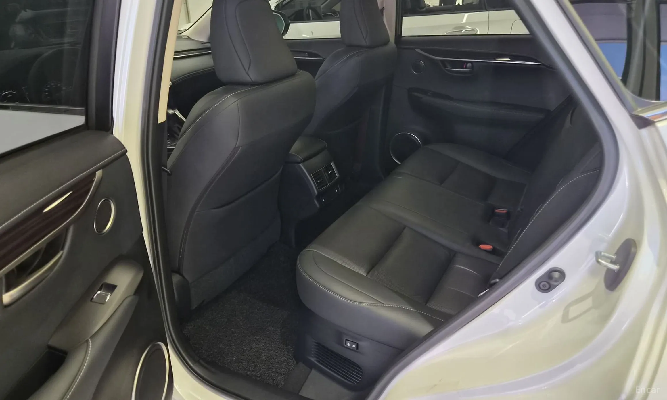 Lexus NX300h превью 12