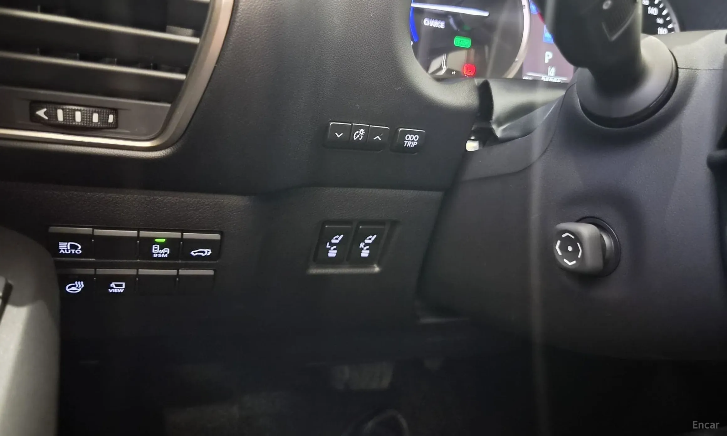 Lexus NX300h превью 17