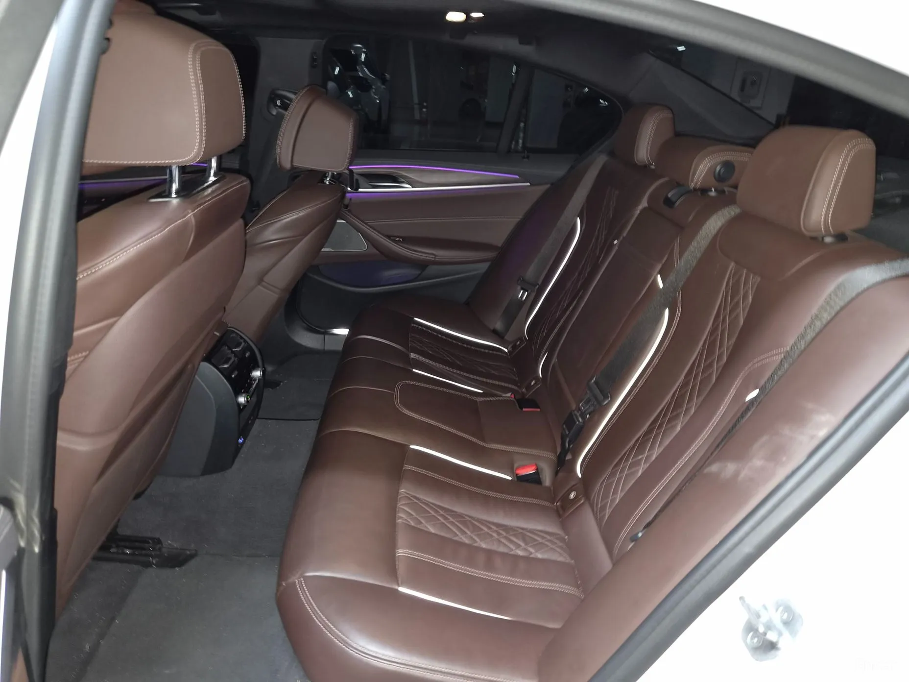 BMW 5 Series (G30) превью 11