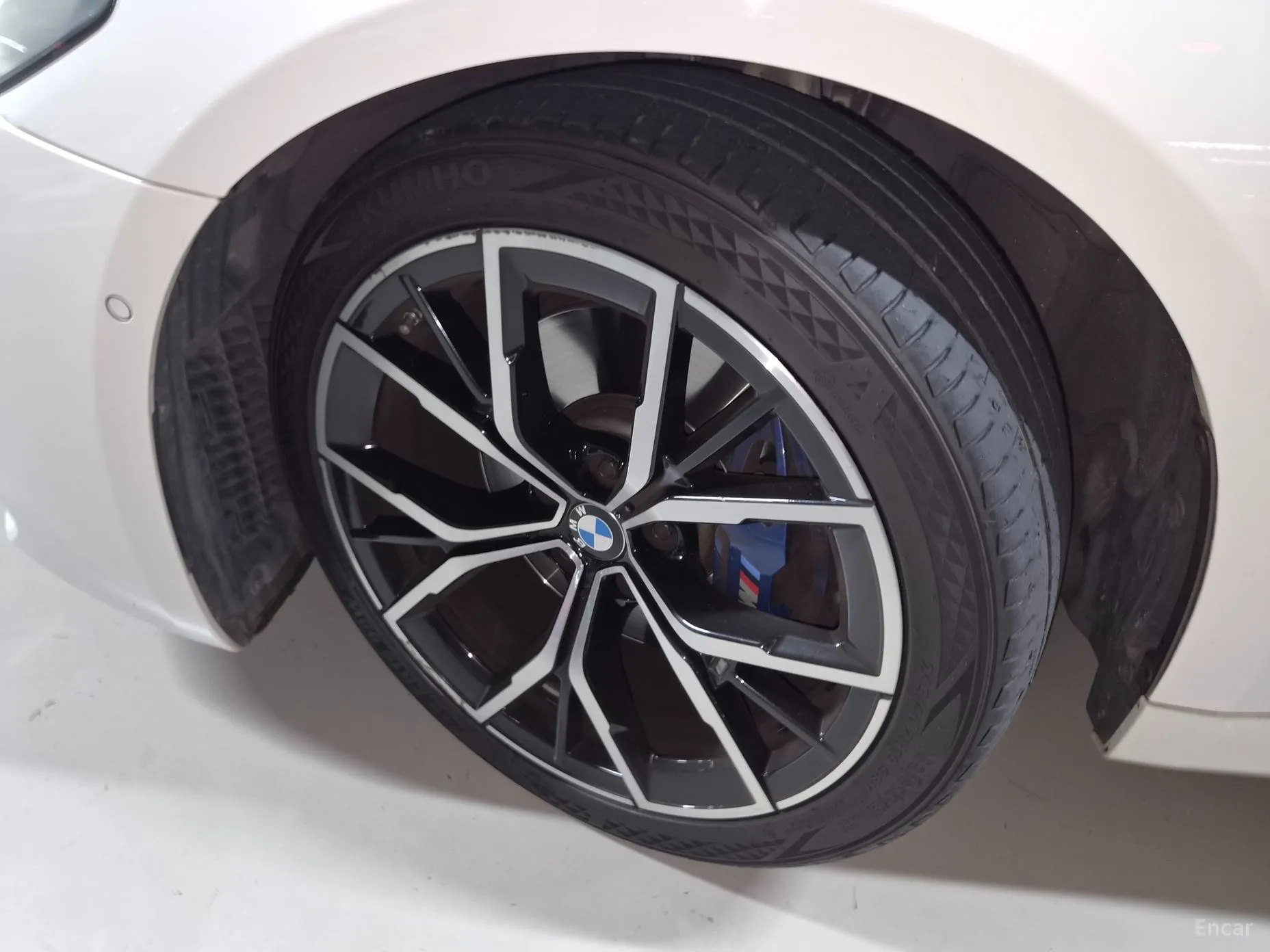 BMW 5 Series (G30) превью 17
