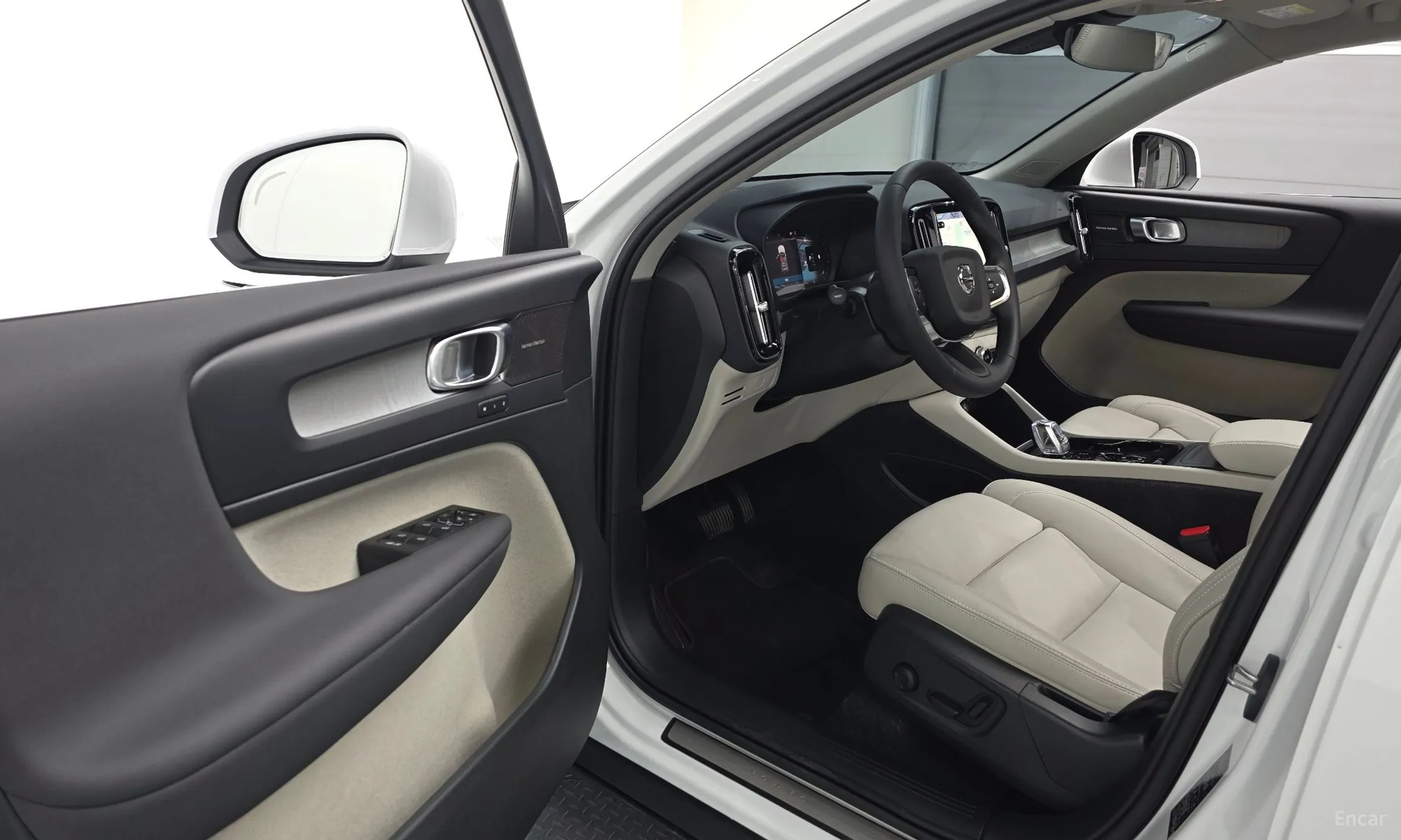 Volvo XC40 превью 10