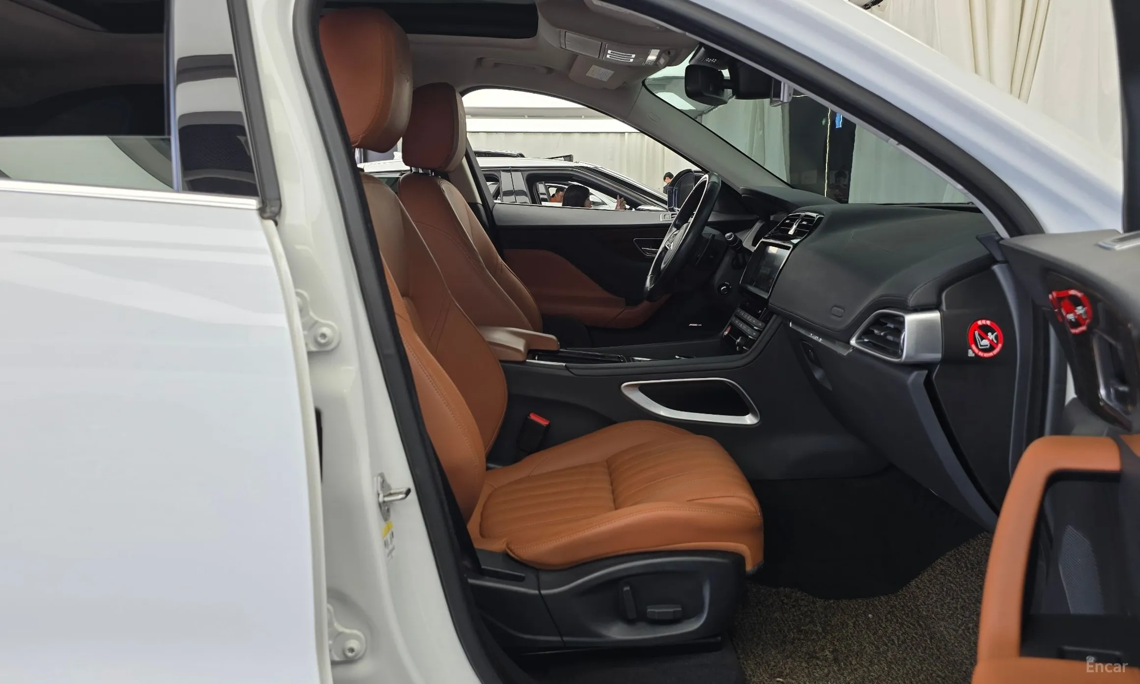 Jaguar F-PACE превью 11