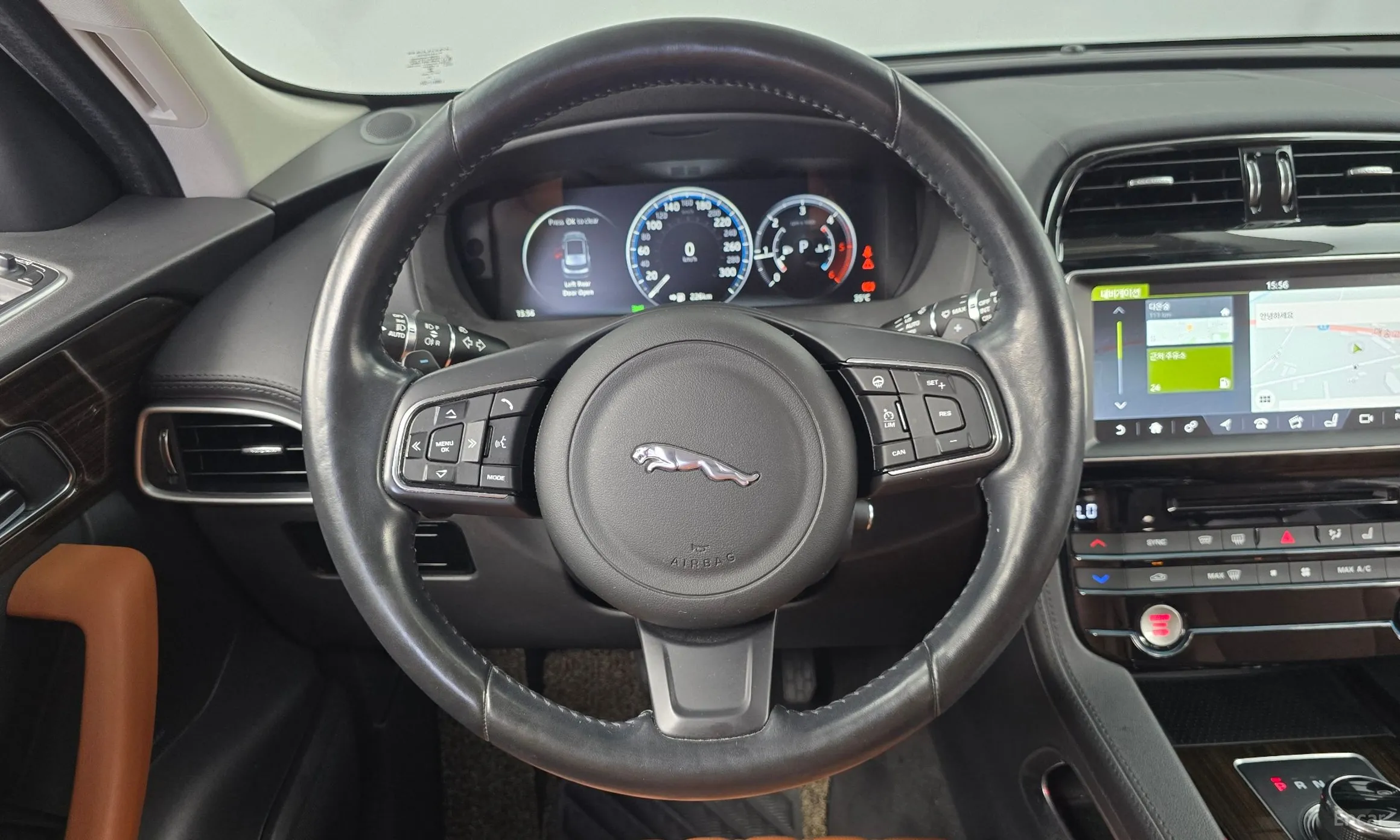 Jaguar F-PACE превью 13