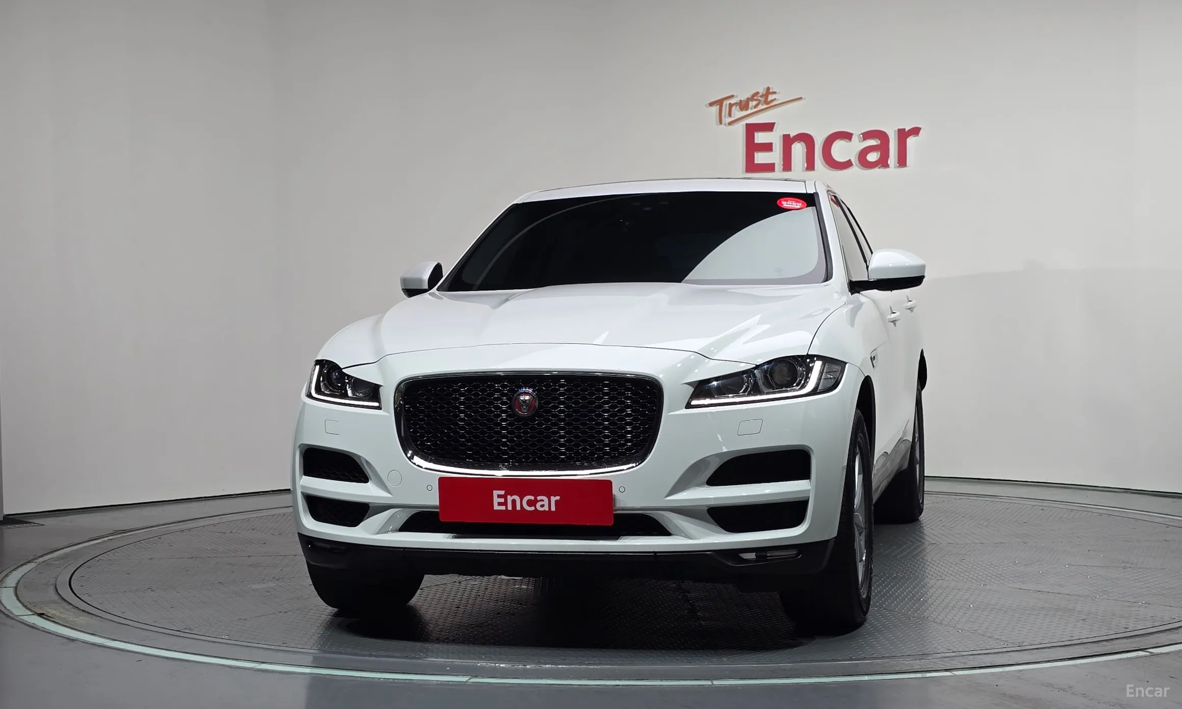 Jaguar F-PACE превью 3