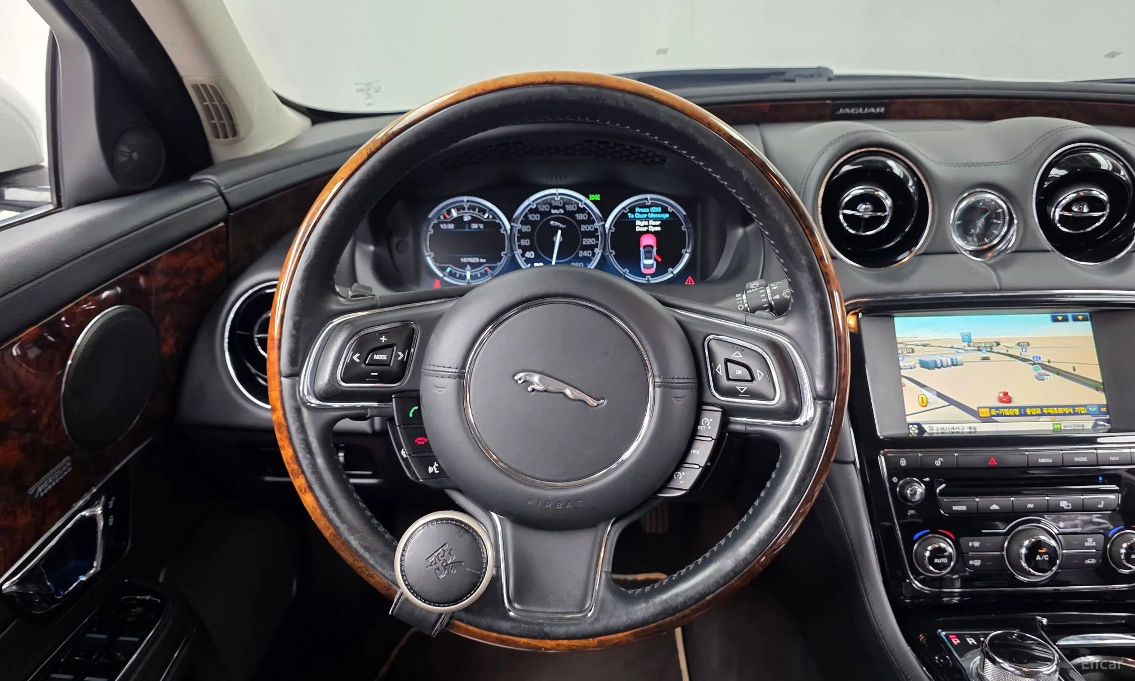 Jaguar All New XJ превью 13