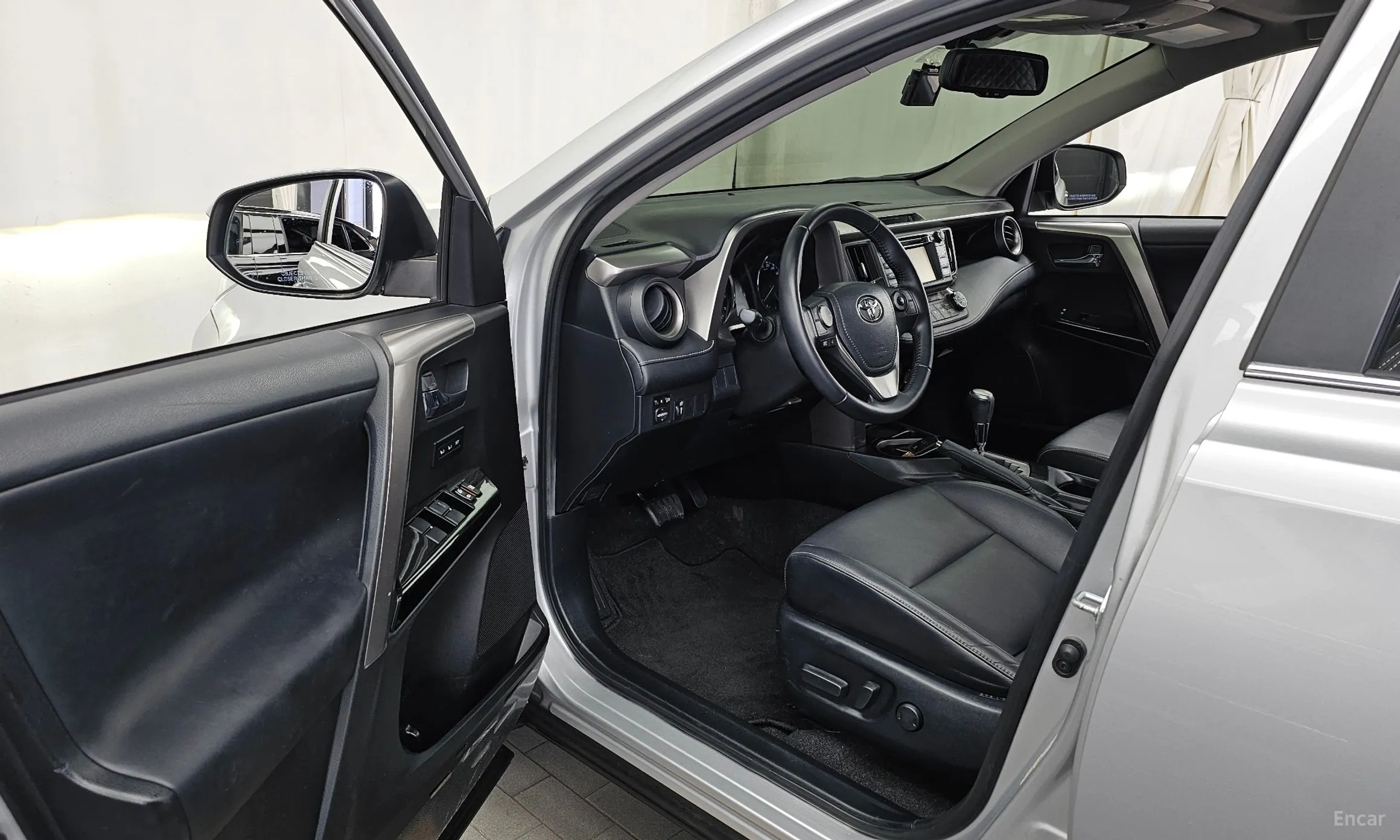 Toyota RAV4 превью 10