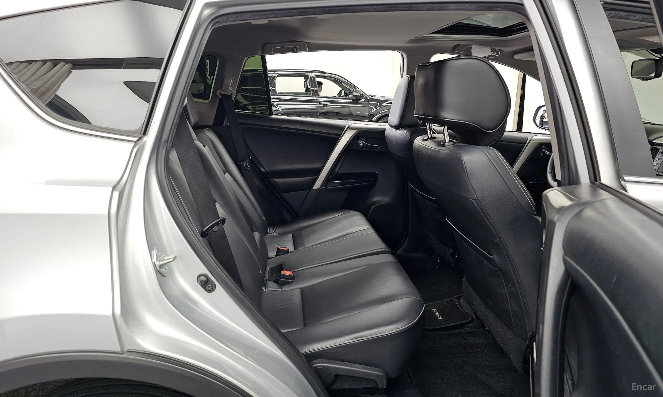 Toyota RAV4 превью 12