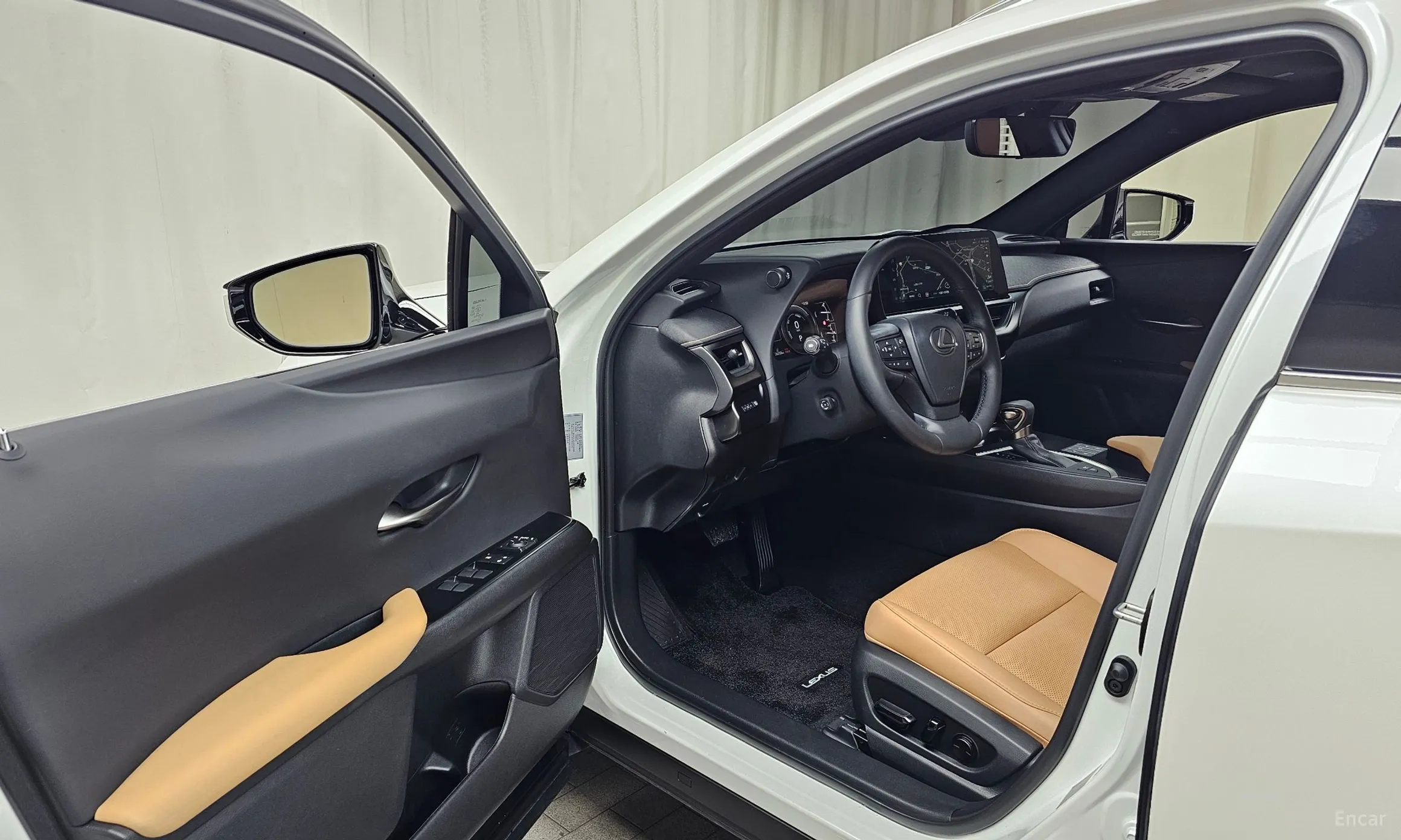 Lexus UX250h превью 10