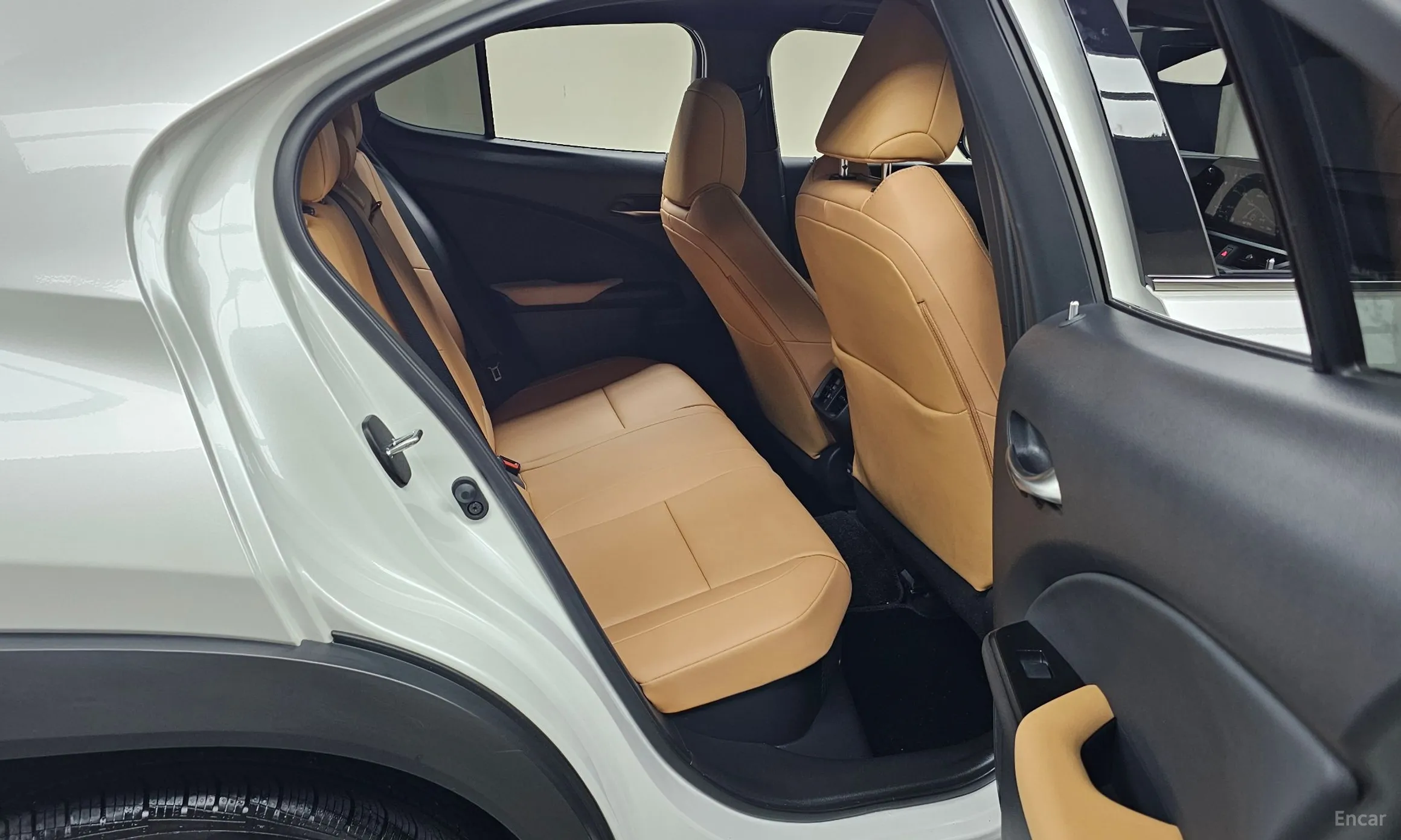 Lexus UX250h превью 11