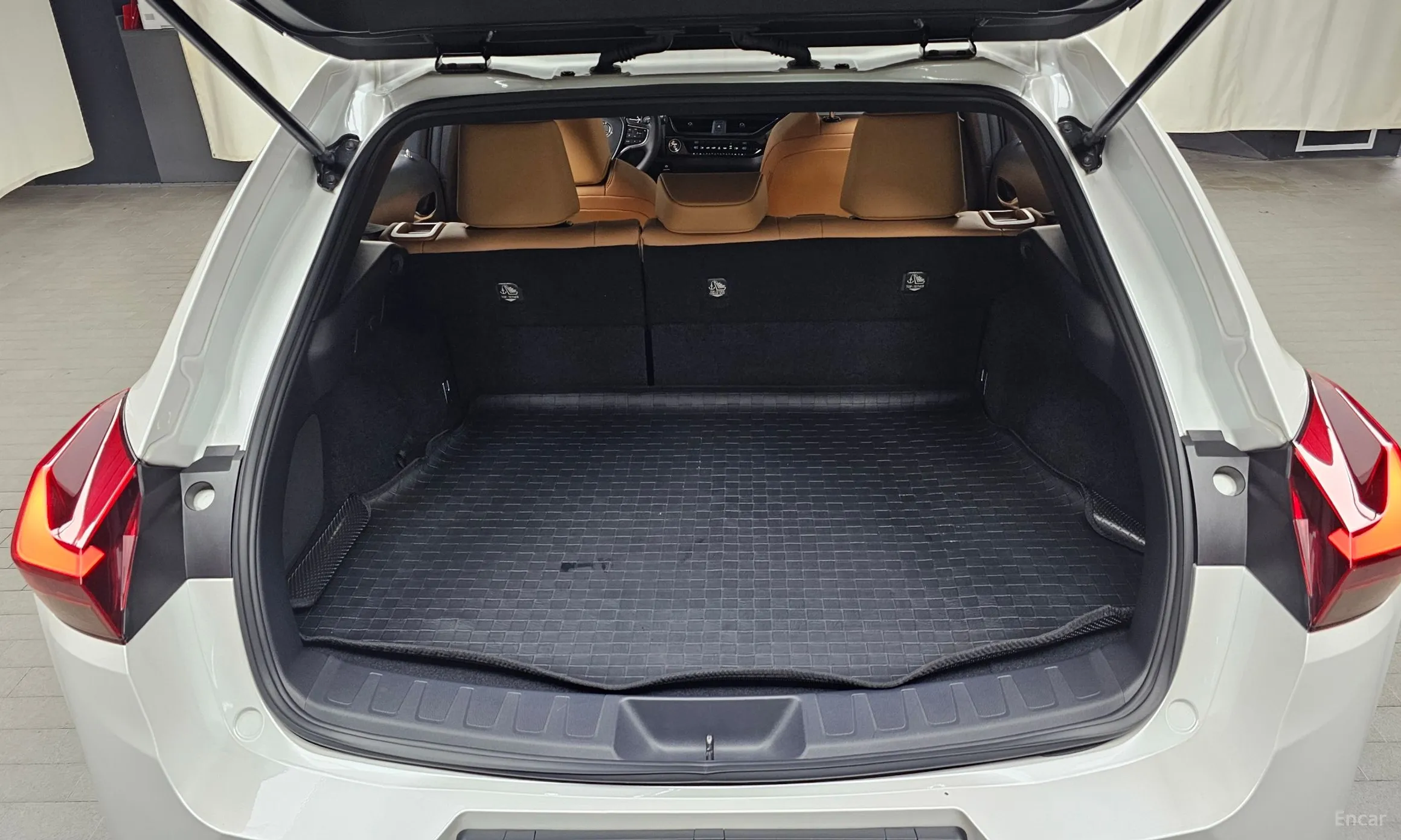 Lexus UX250h превью 17