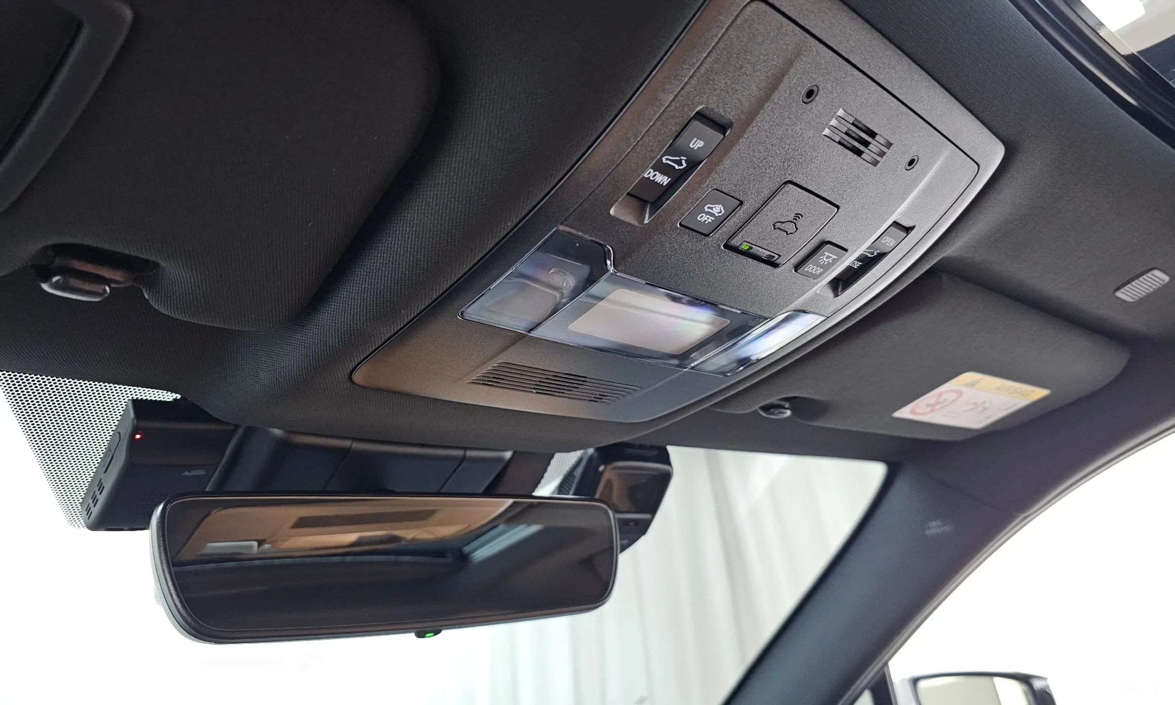 Lexus UX250h превью 18