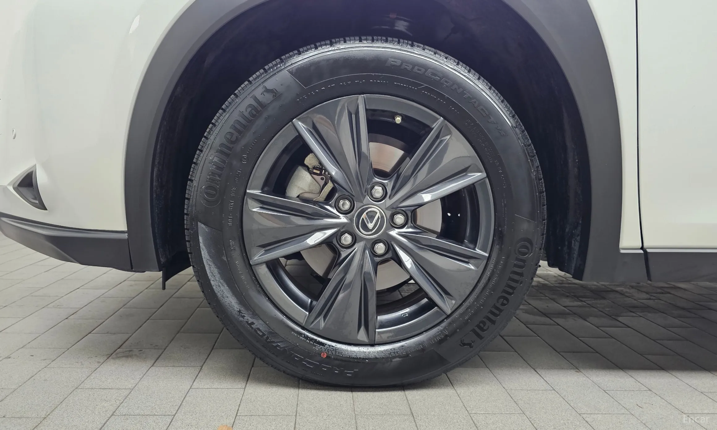 Lexus UX250h превью 5