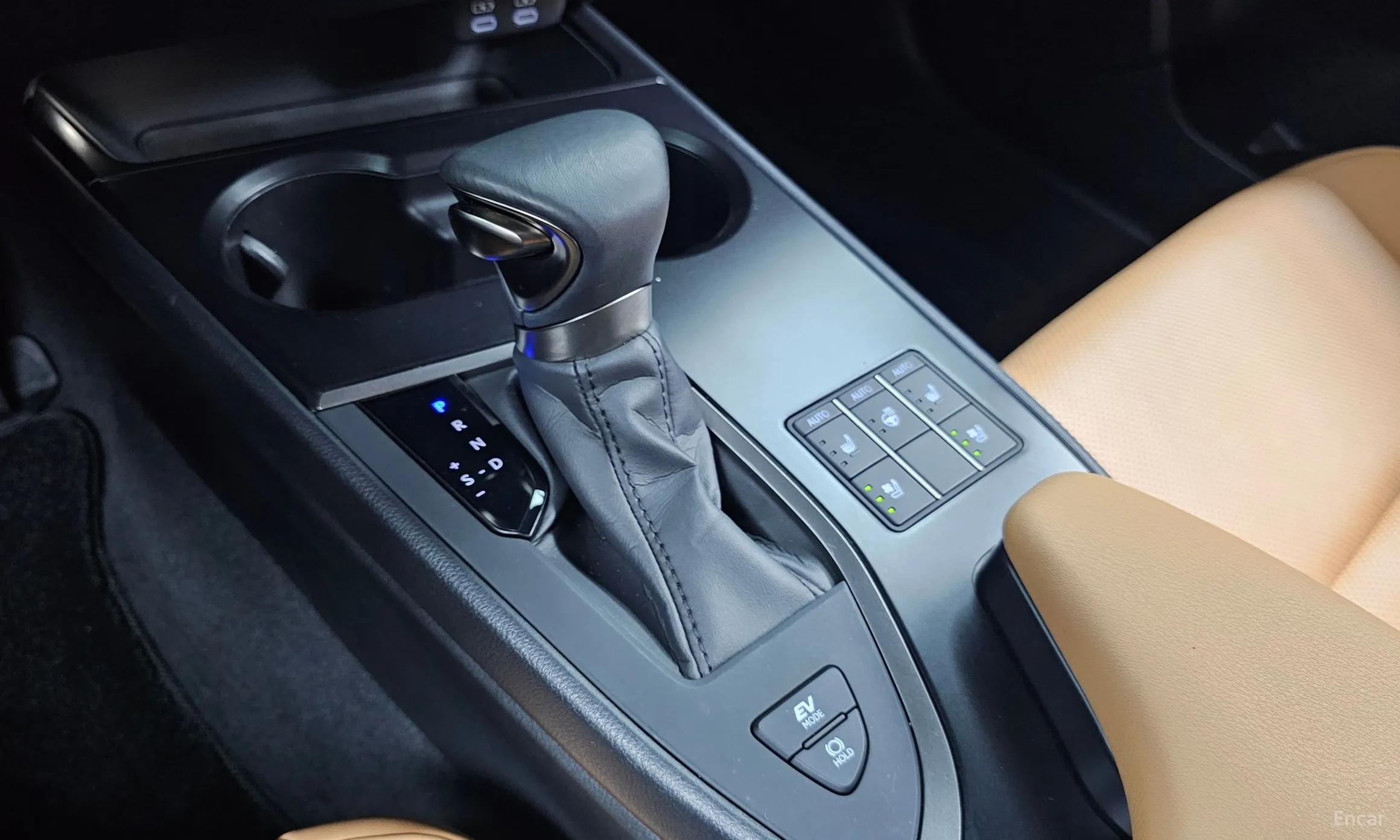Lexus UX250h превью 9