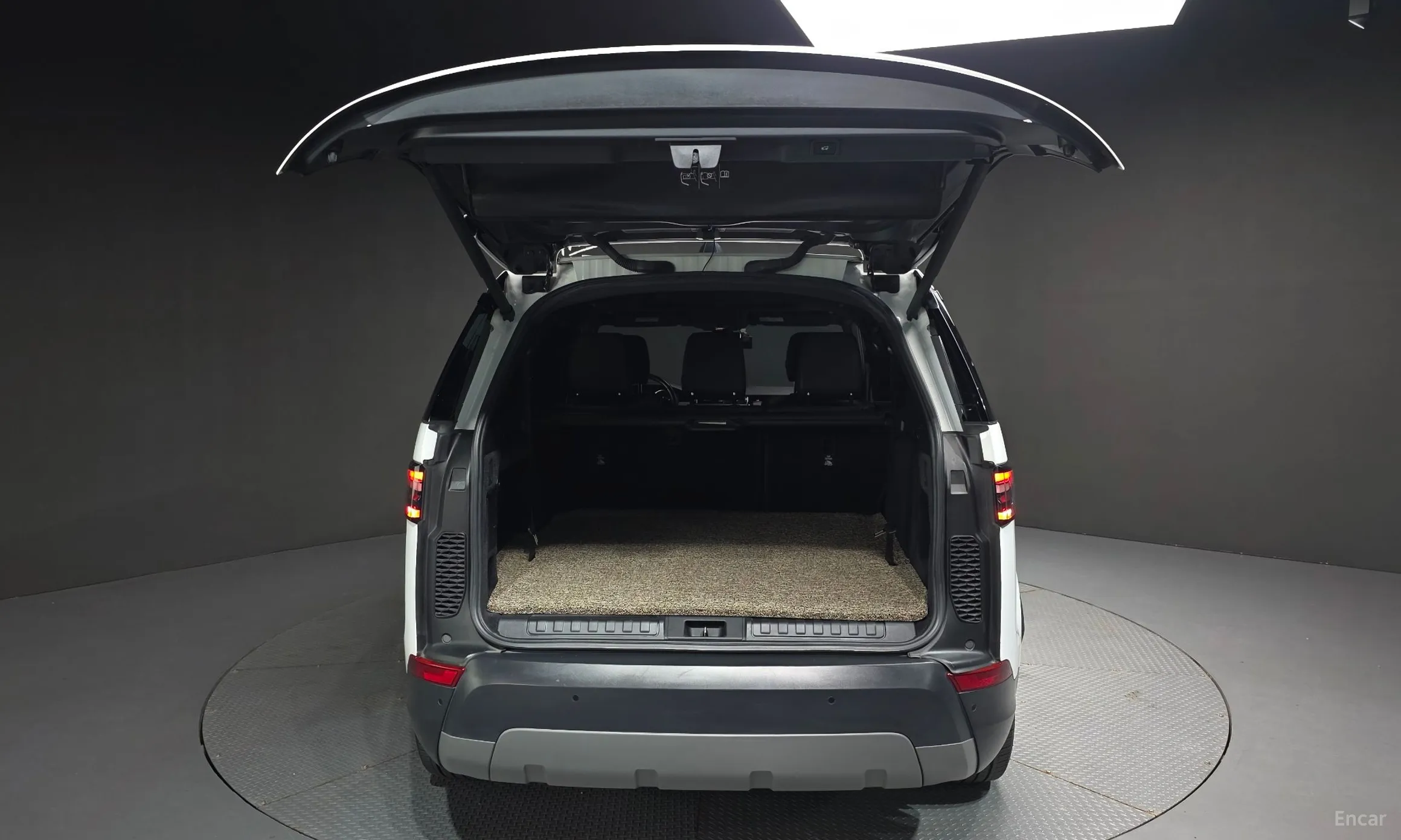 Land Rover Discovery 5 превью 19