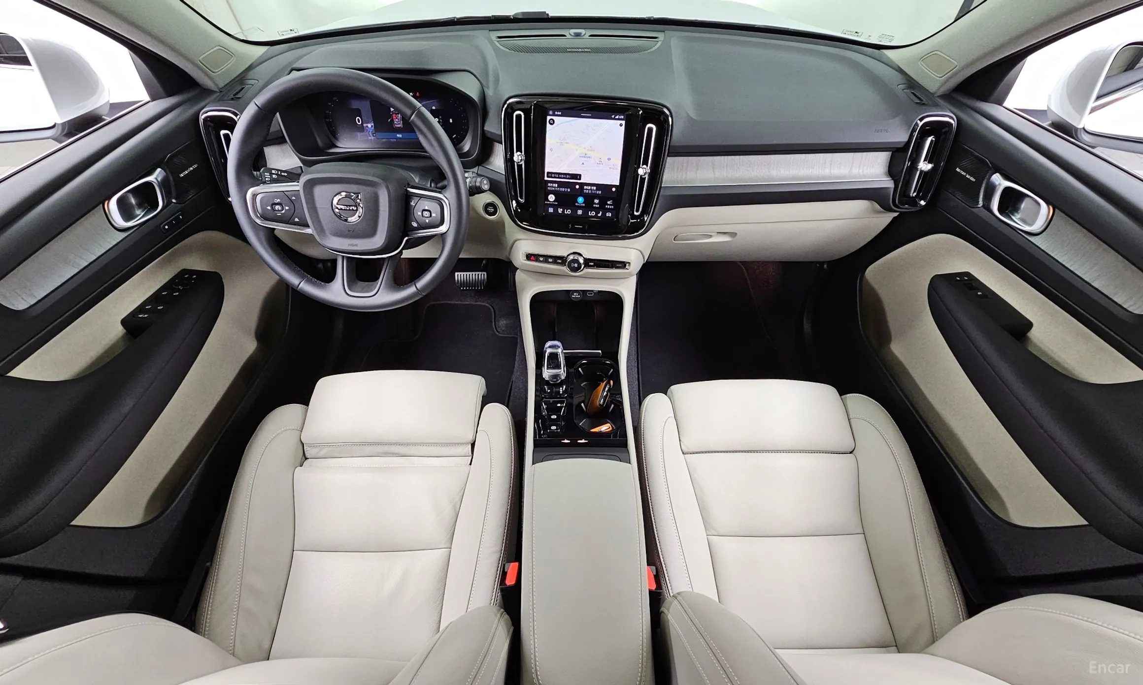Volvo XC40 превью 7