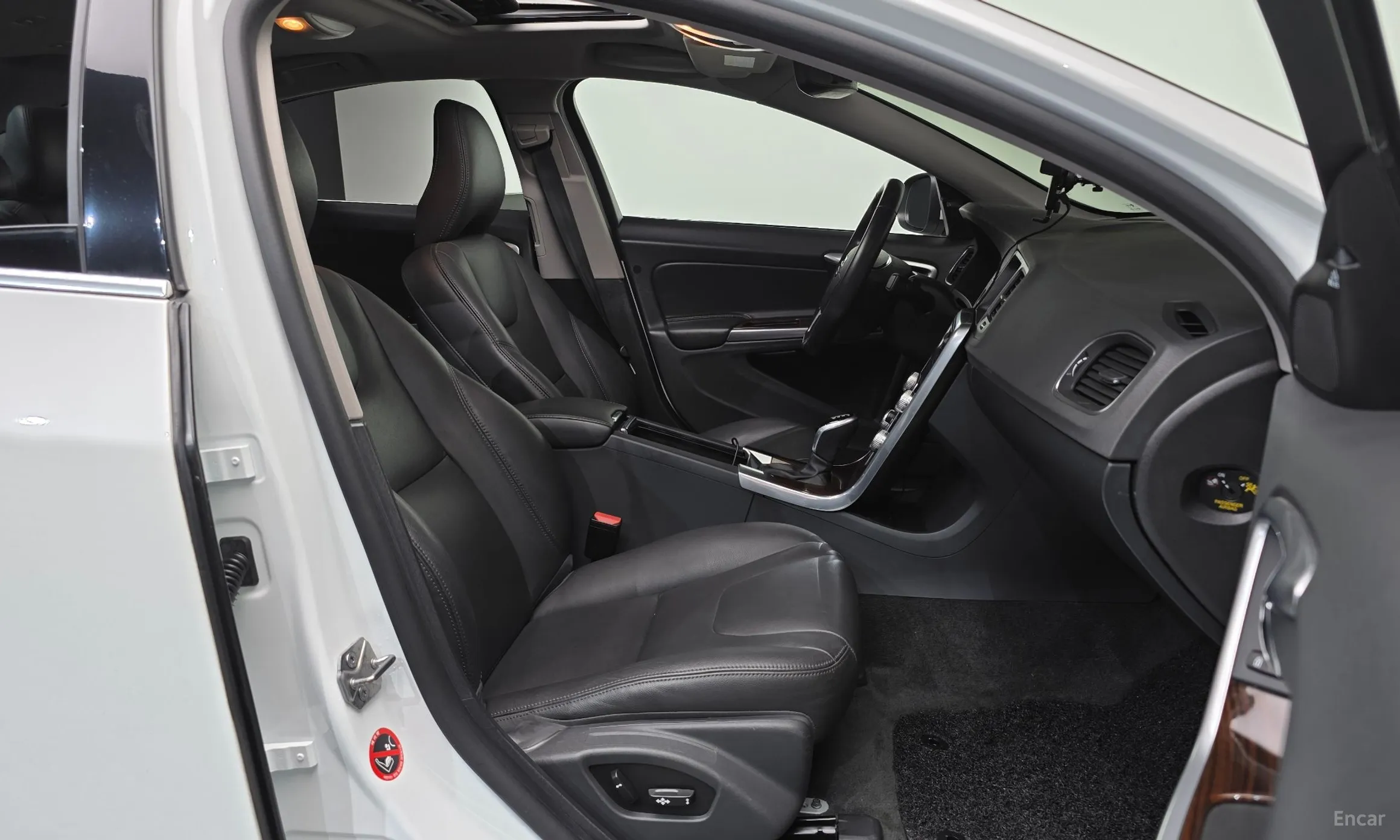 Volvo S60 превью 11