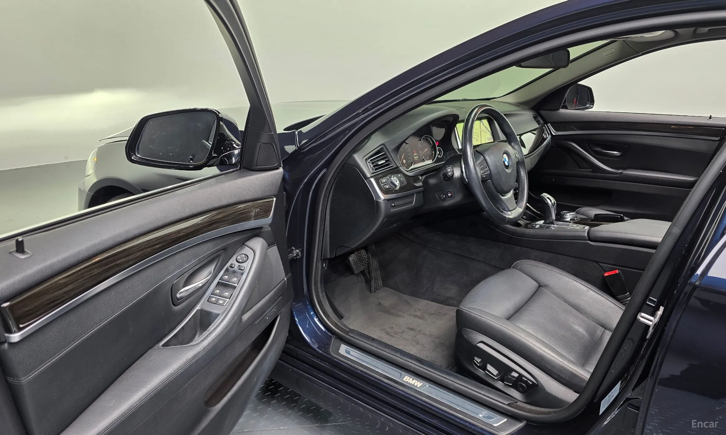 BMW 5 Series (F10) превью 10