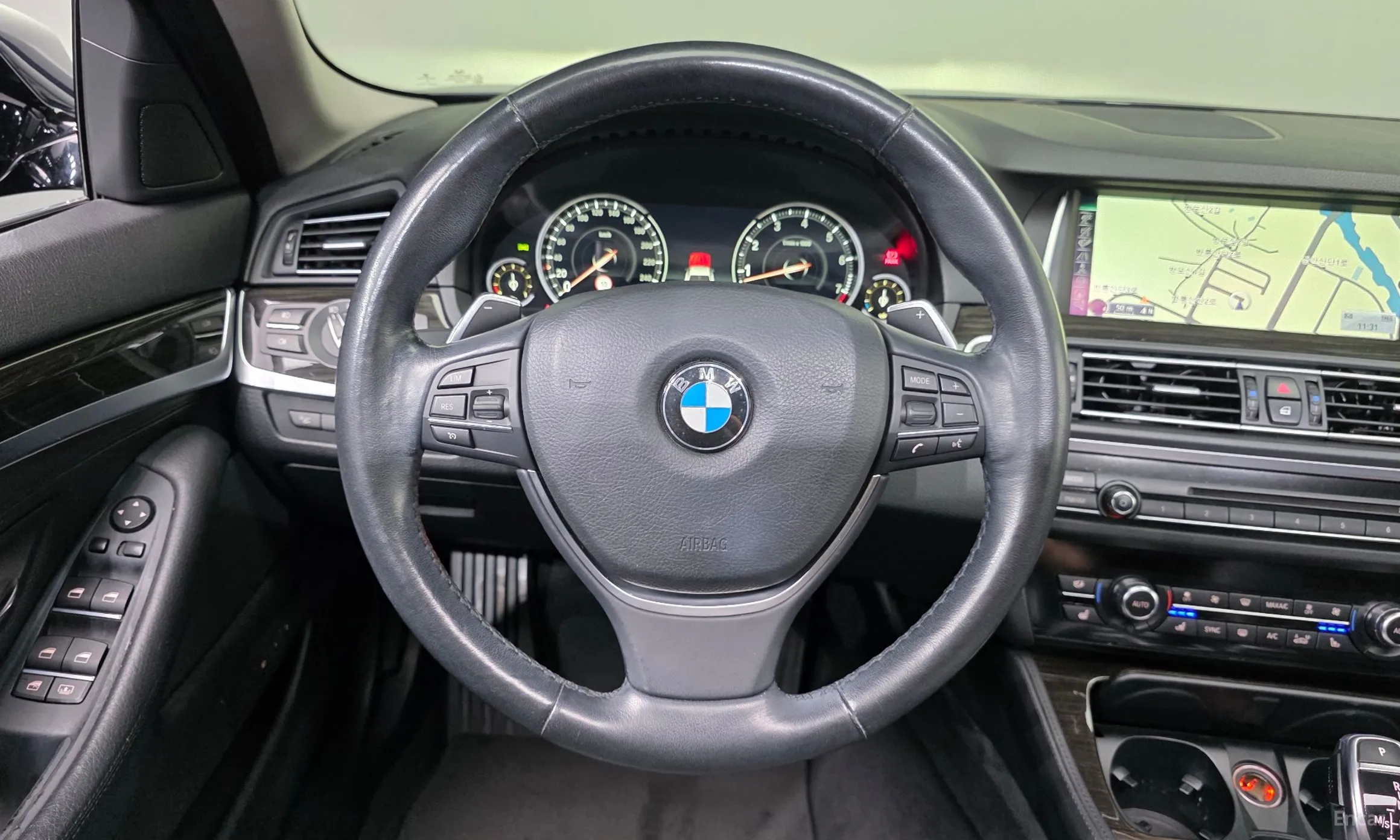 BMW 5 Series (F10) превью 13
