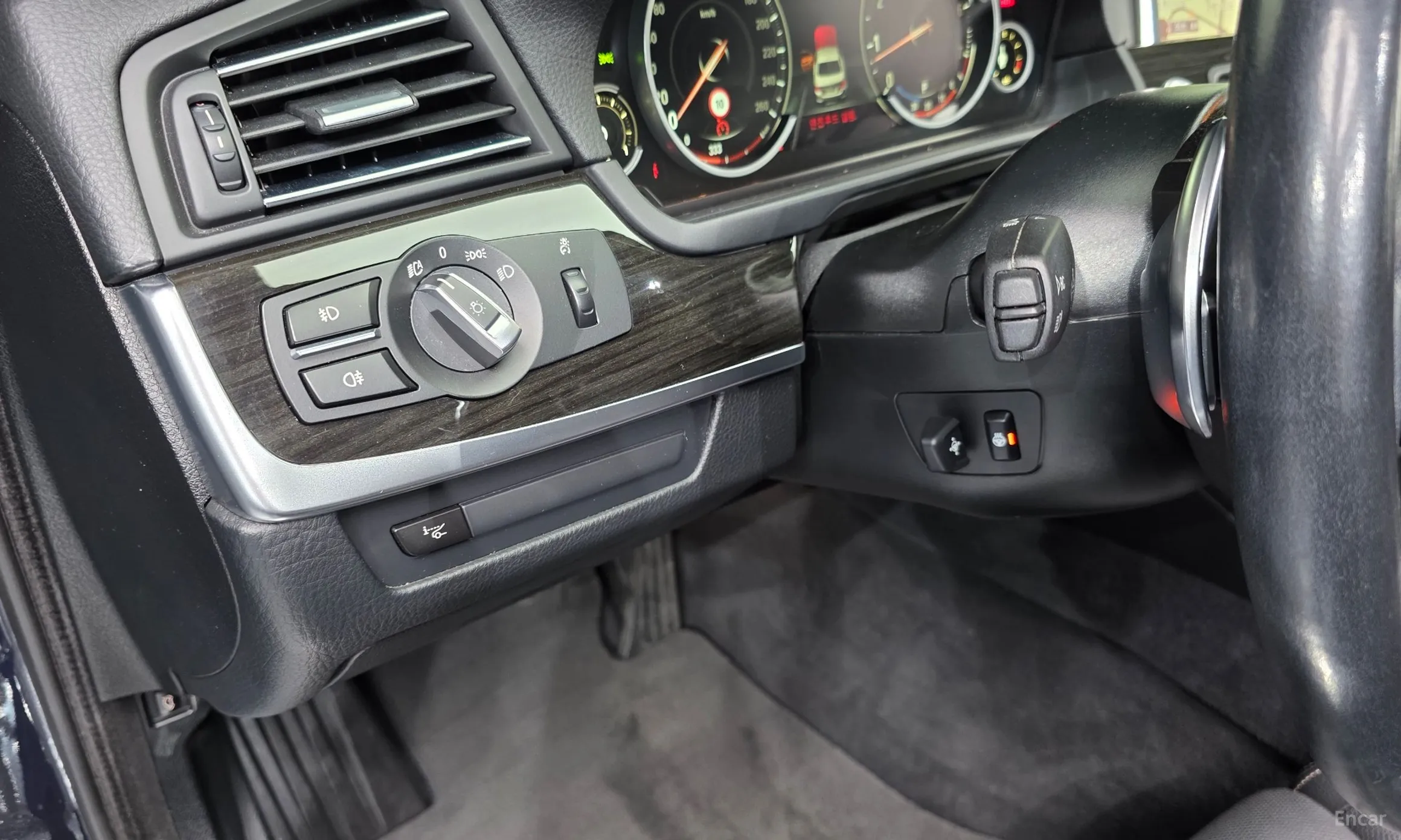 BMW 5 Series (F10) превью 16