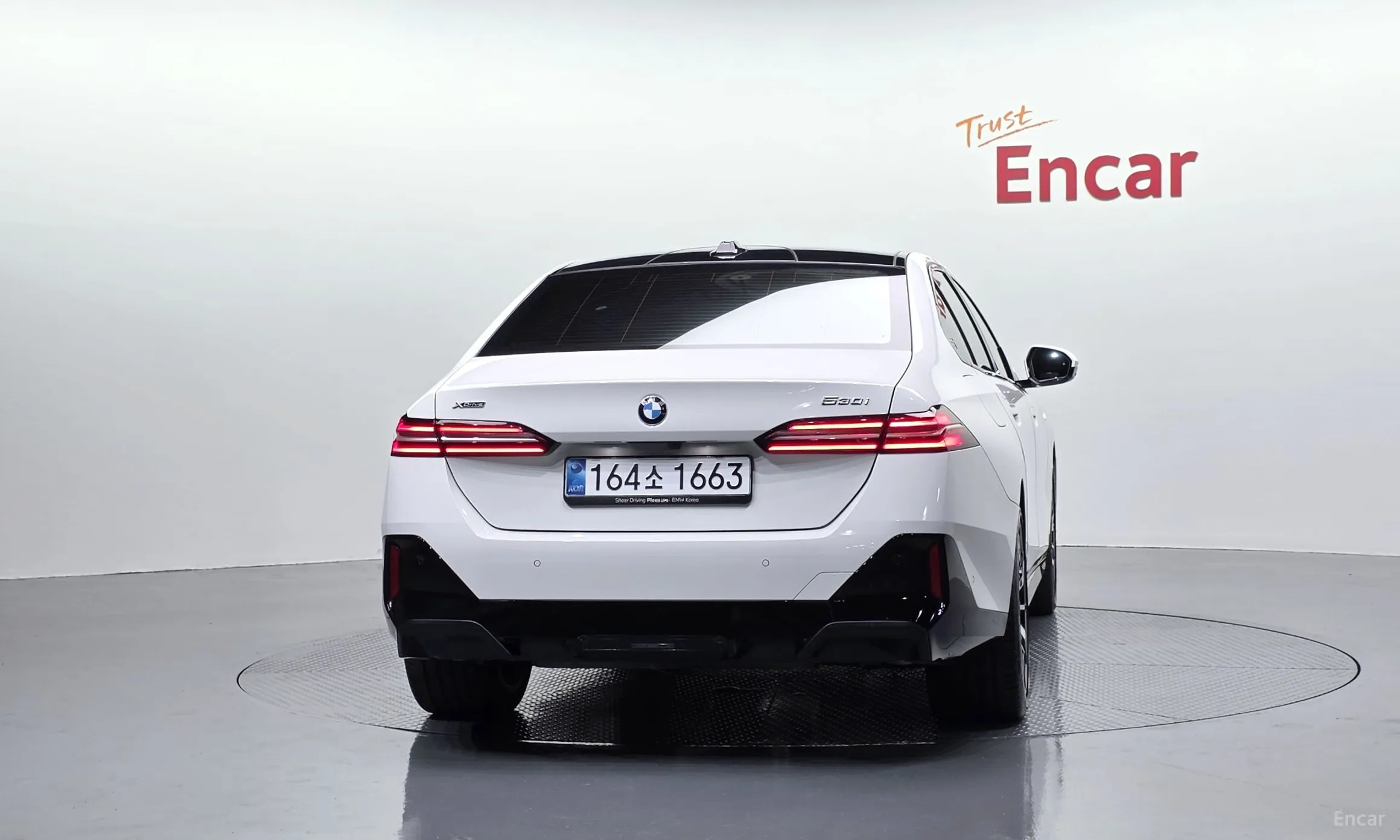 BMW 5 Series (G60) превью 4