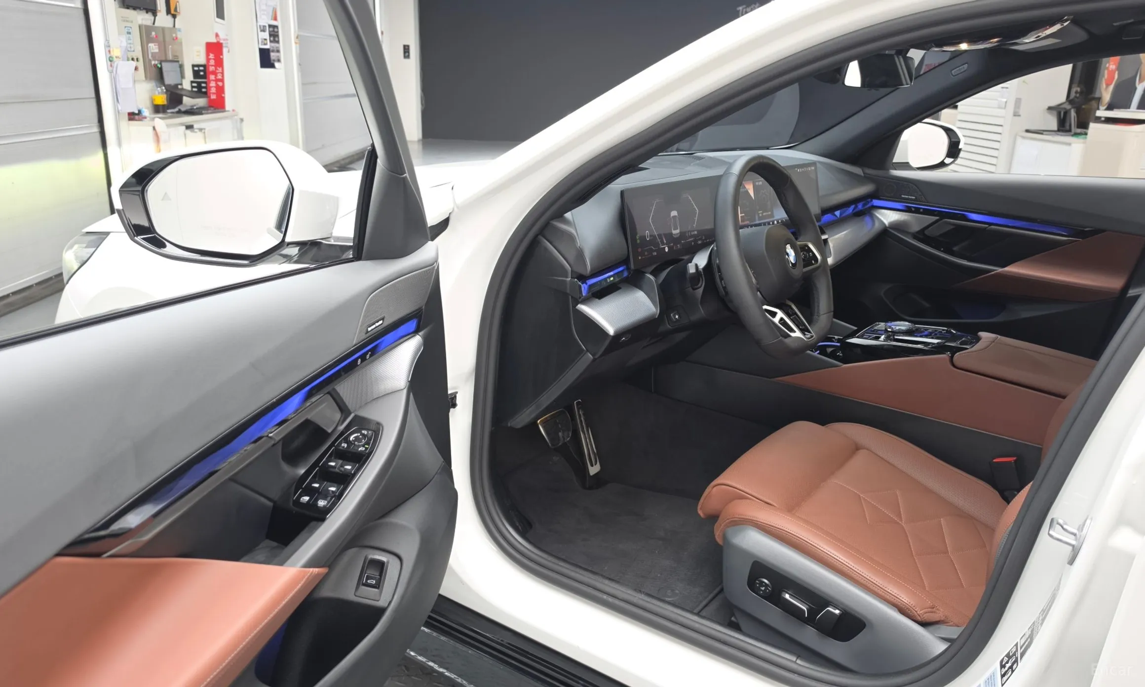 BMW 5 Series (G60) превью 10