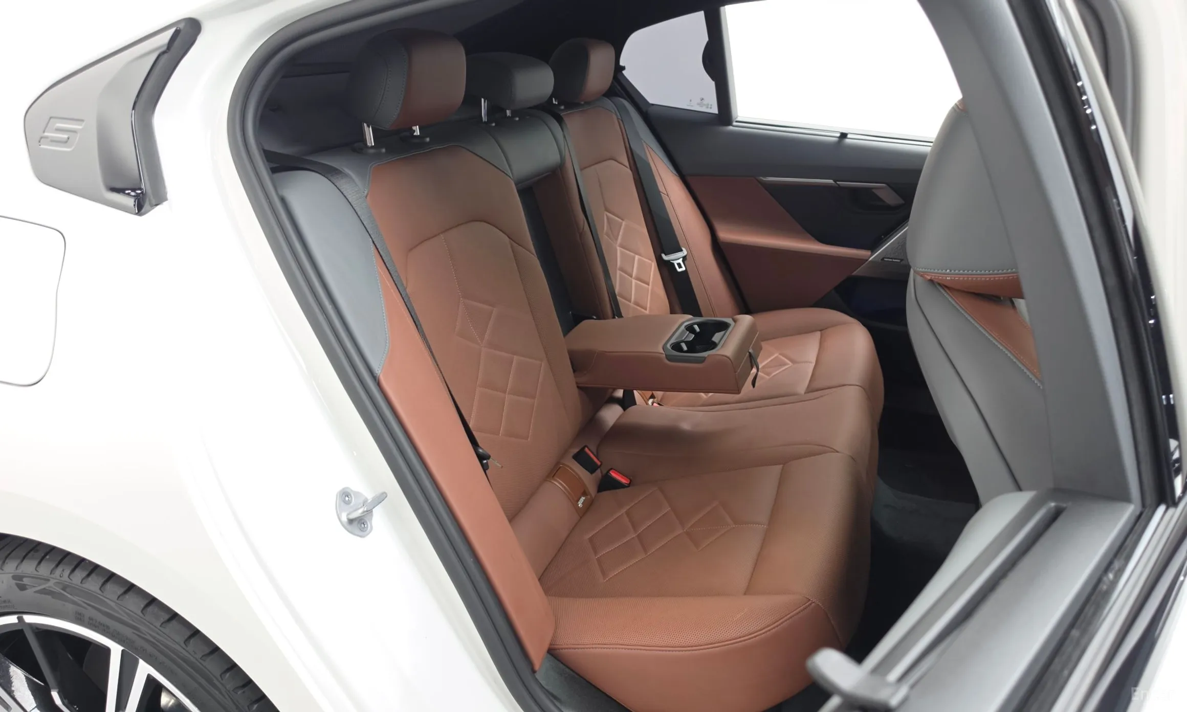 BMW 5 Series (G60) превью 12