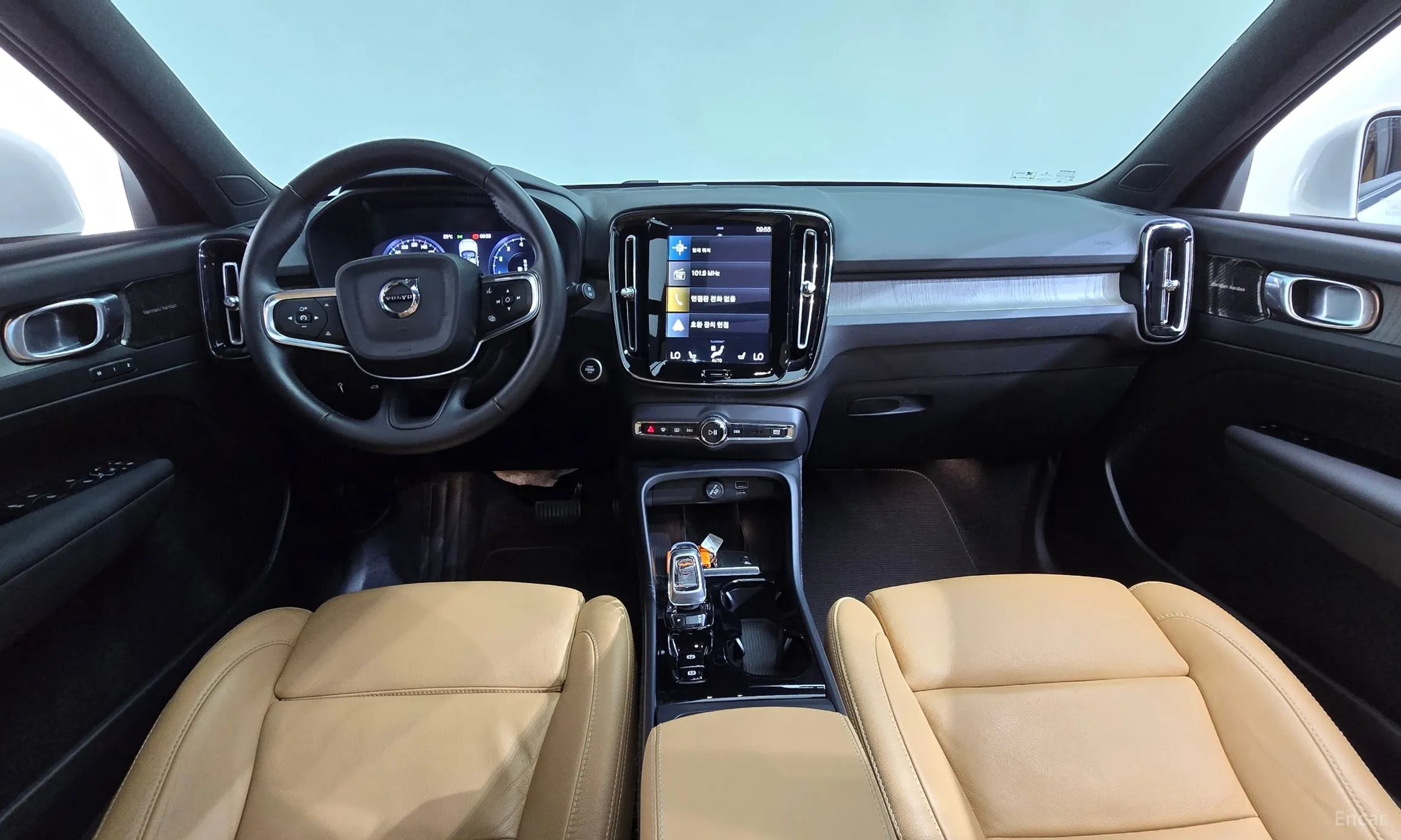 Volvo XC40 превью 7