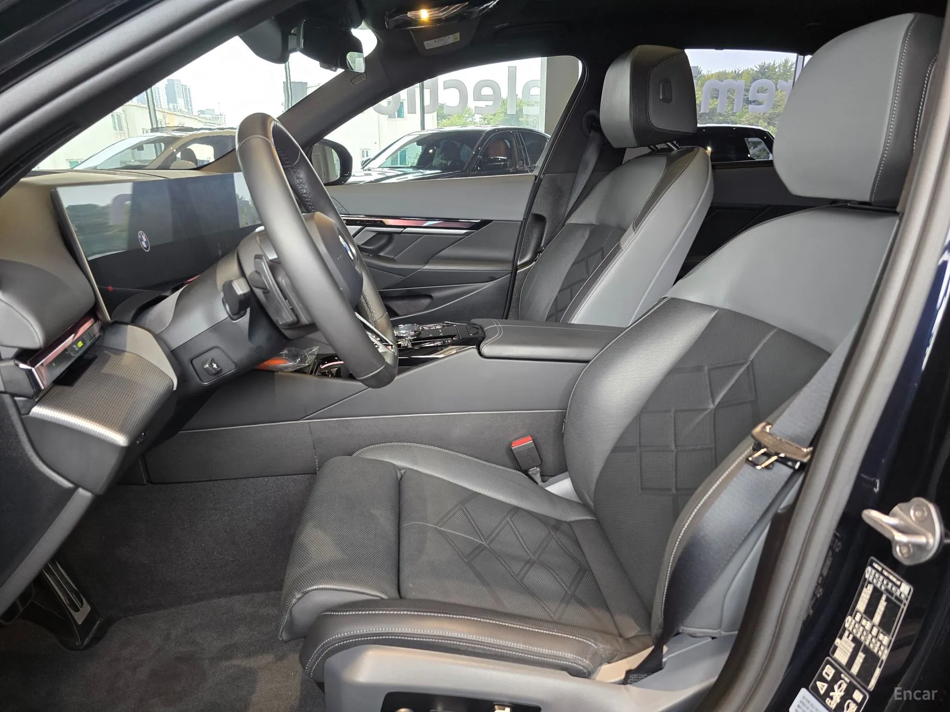 BMW 5 Series (G60) превью 10