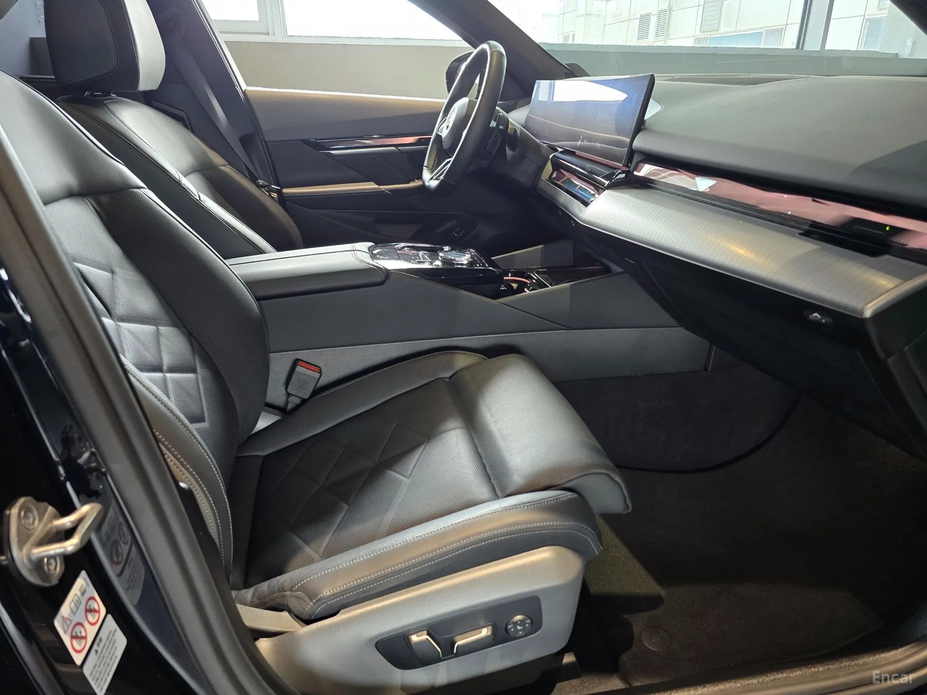 BMW 5 Series (G60) превью 12