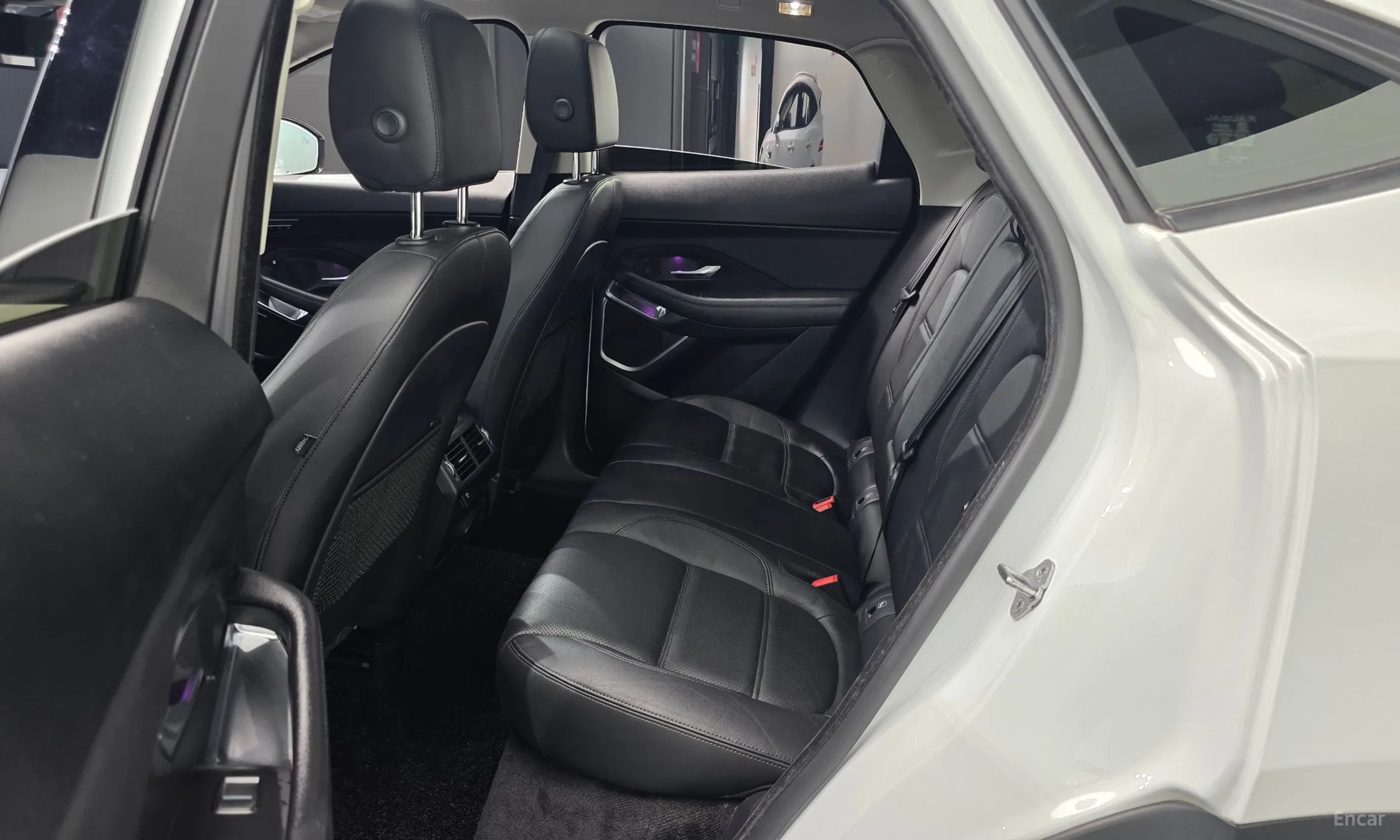 Jaguar E-PACE превью 12