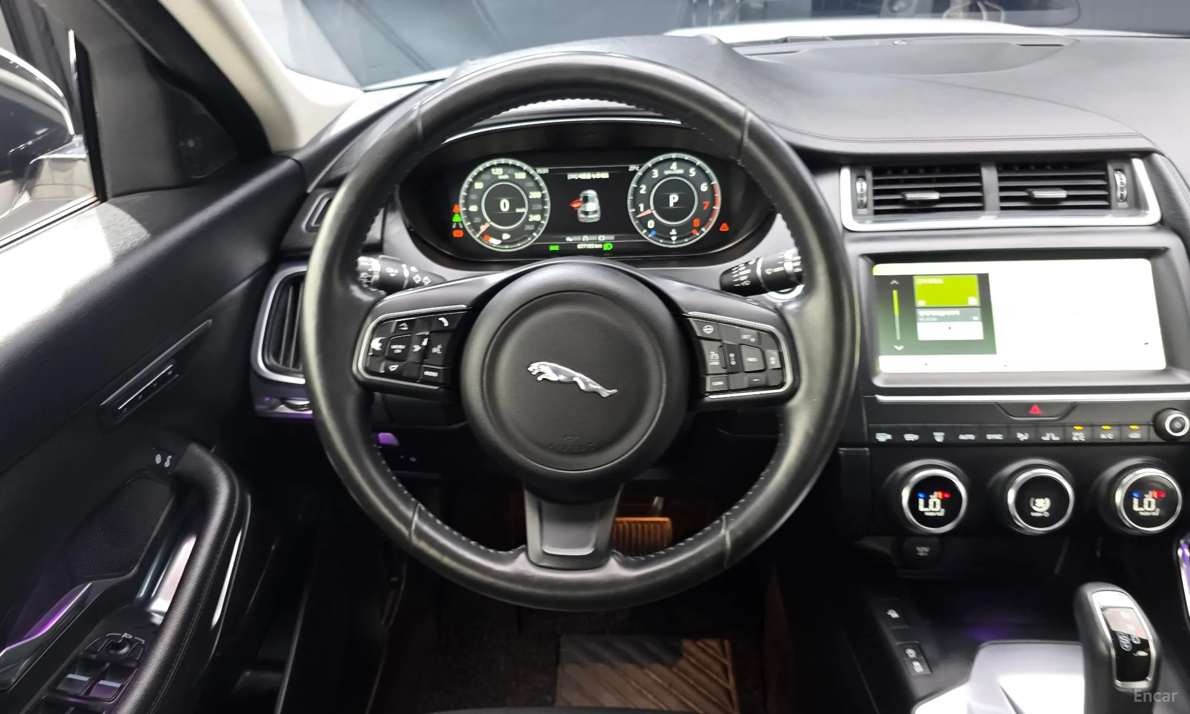 Jaguar E-PACE превью 13