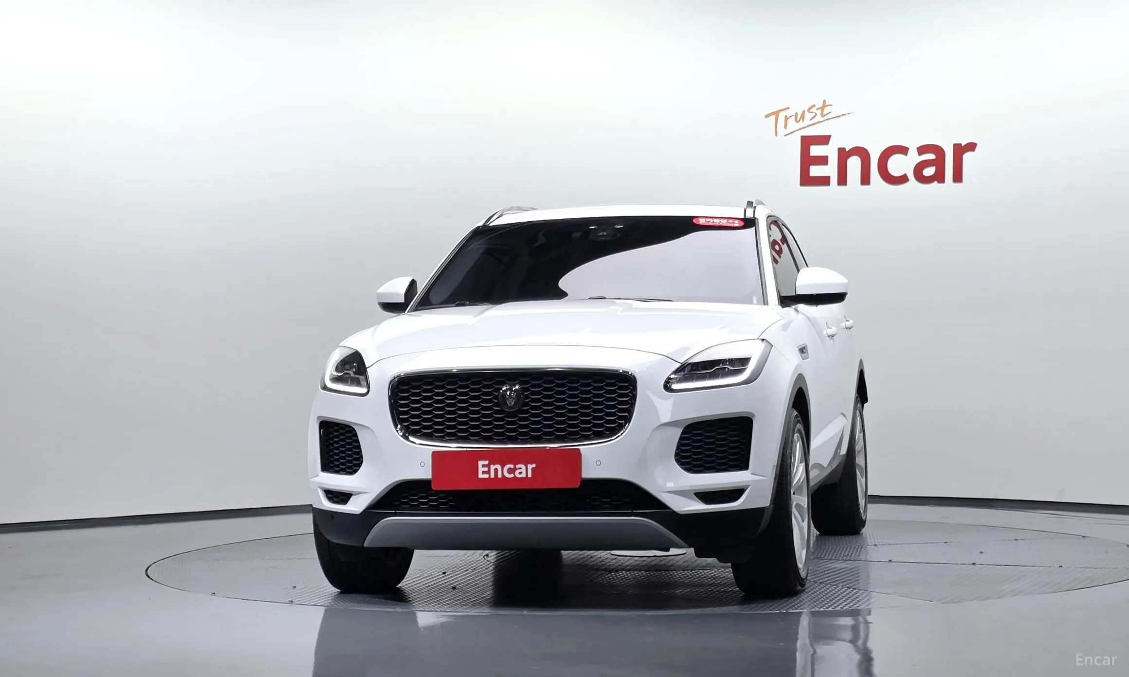 Jaguar E-PACE превью 3