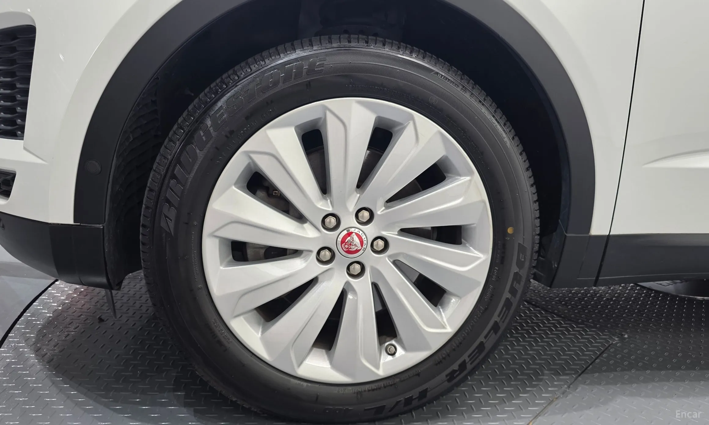 Jaguar E-PACE превью 5