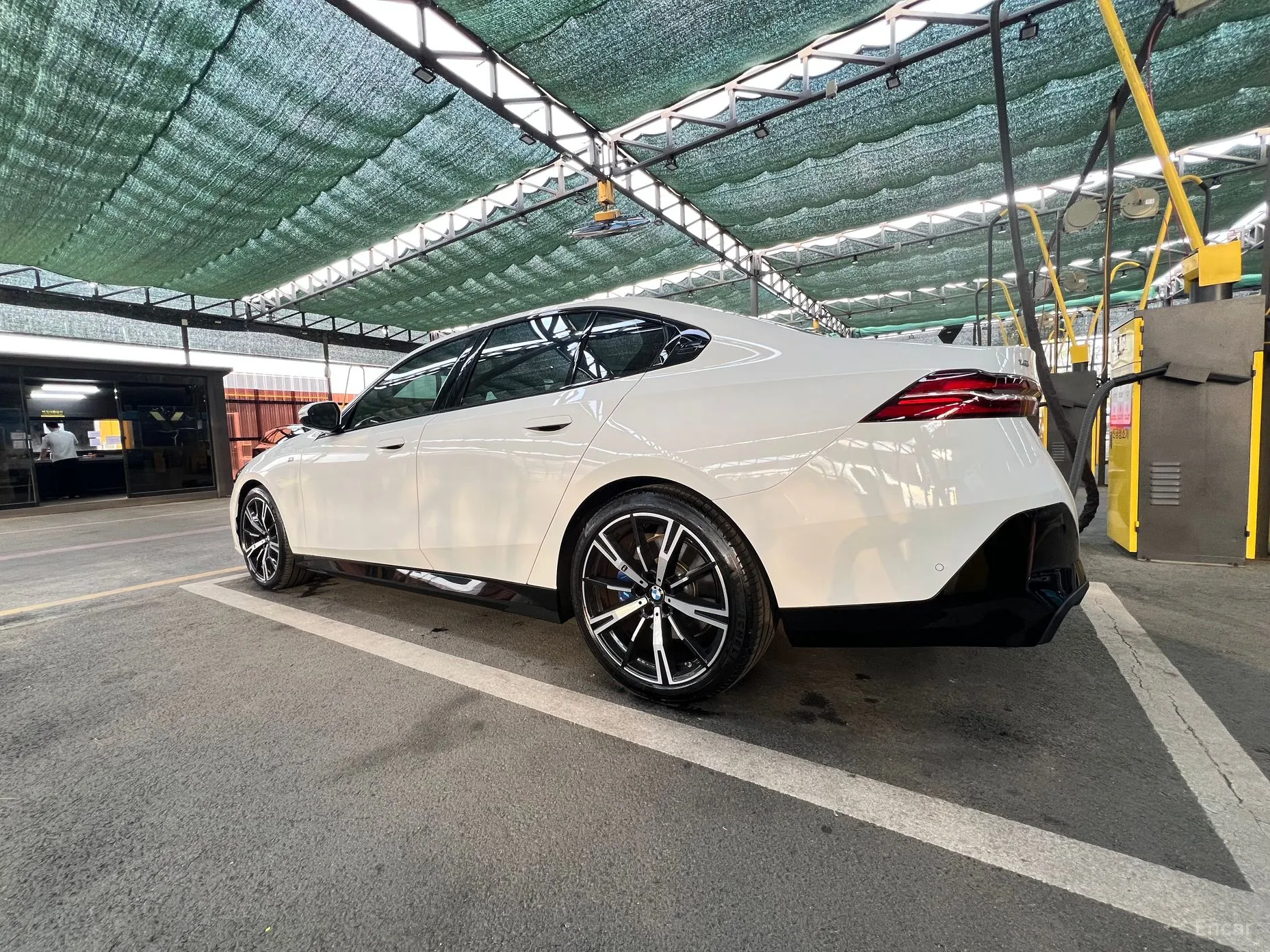 BMW 5 Series (G60) превью 5