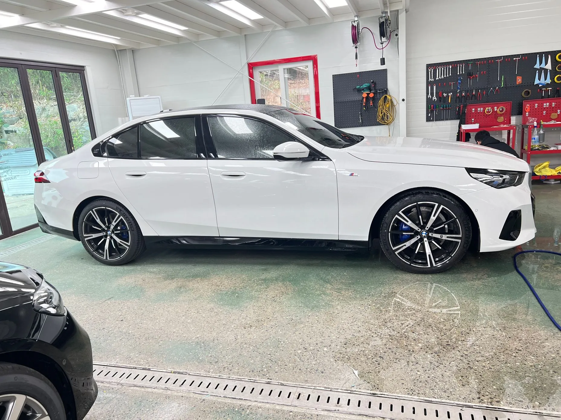 BMW 5 Series (G60) превью 9