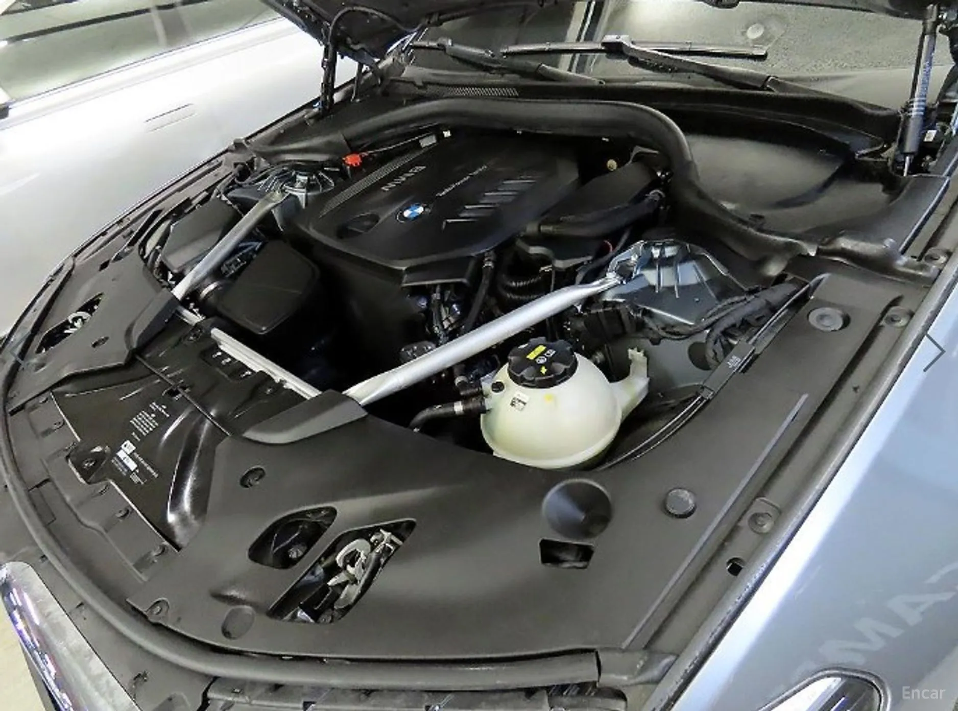 BMW 5 Series (G30) превью 19