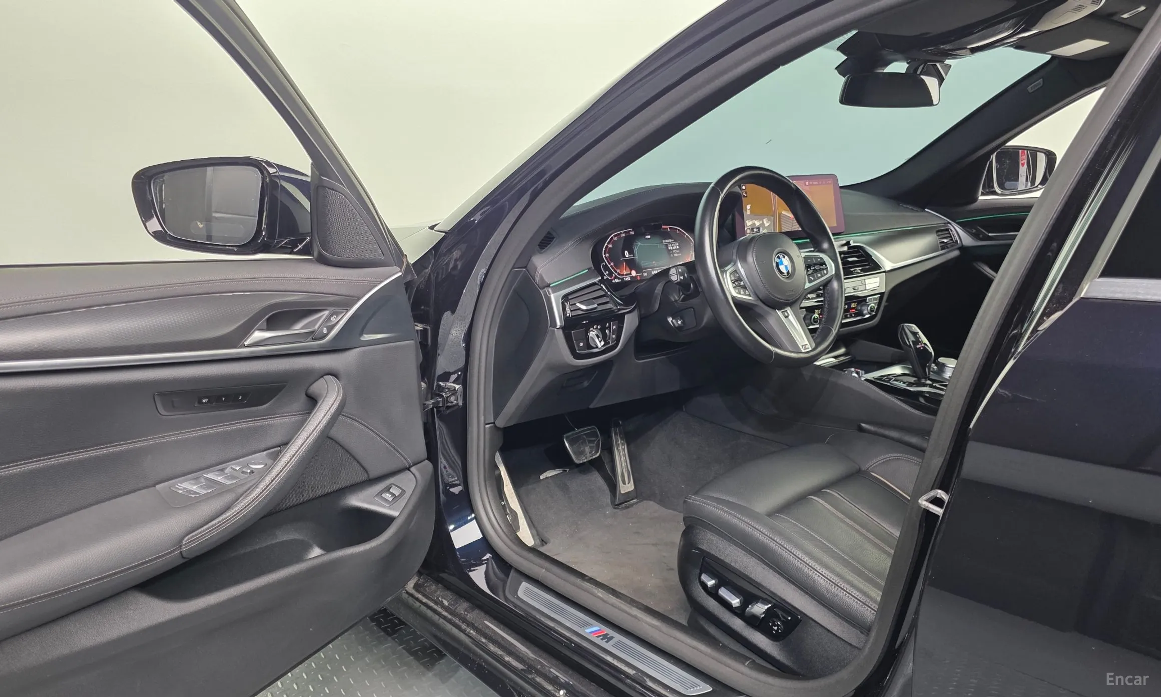 BMW 5 Series (G30) превью 10