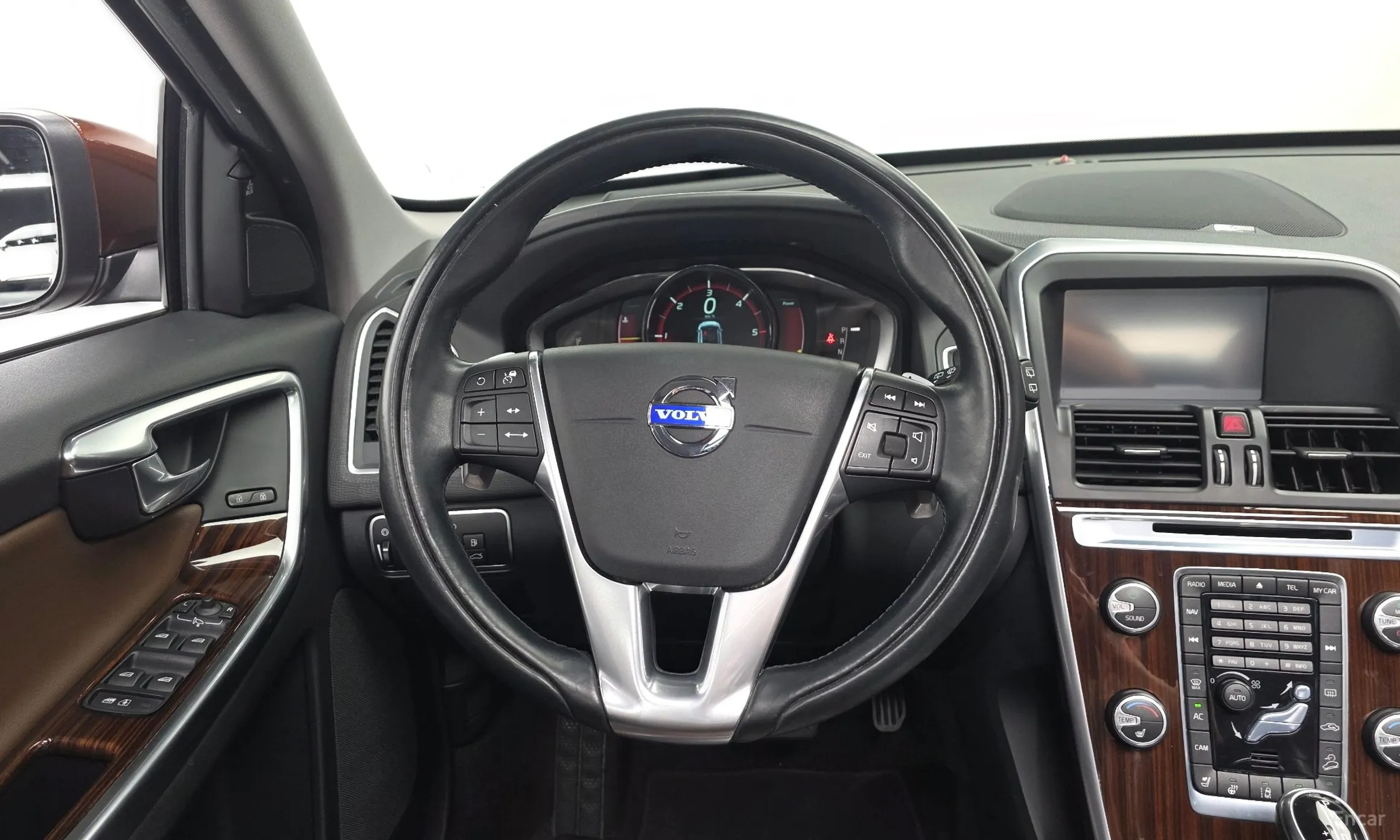 Volvo XC60 превью 12