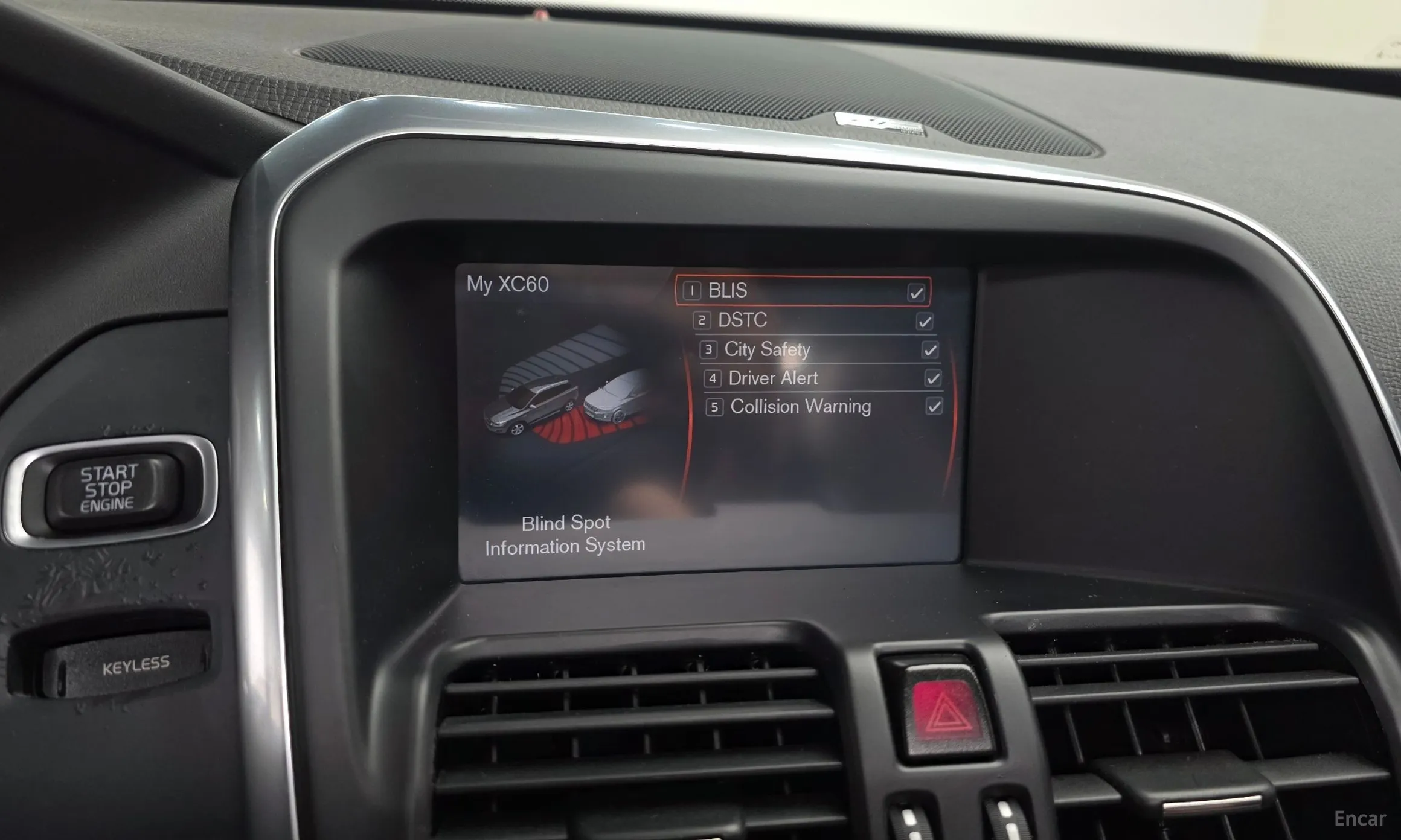 Volvo XC60 превью 13